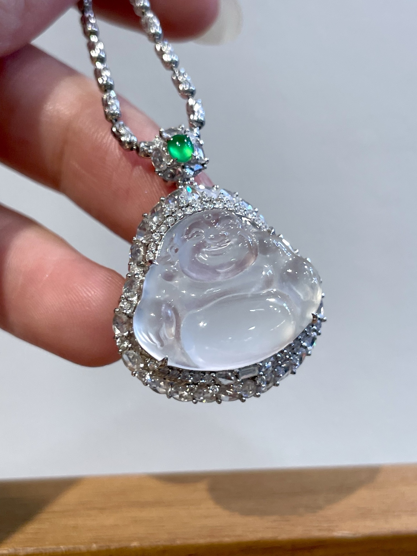 18k玻璃种佛公吊坠 佛公福相十足，有质感，很显福态，佩戴佛公，有幸福安康，吉祥如意的寓意 尺寸：30.7*23.9*11.3 裸石：16.5*20.6*4.2