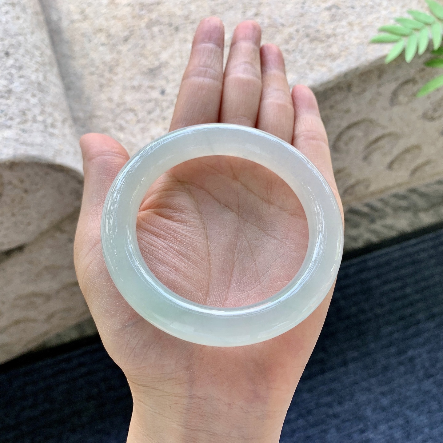 圆条53 54，圈口54.7/10.8/10.4，编码C5080581，冰糯晴底，清透，水润，种老，细腻，无裂。