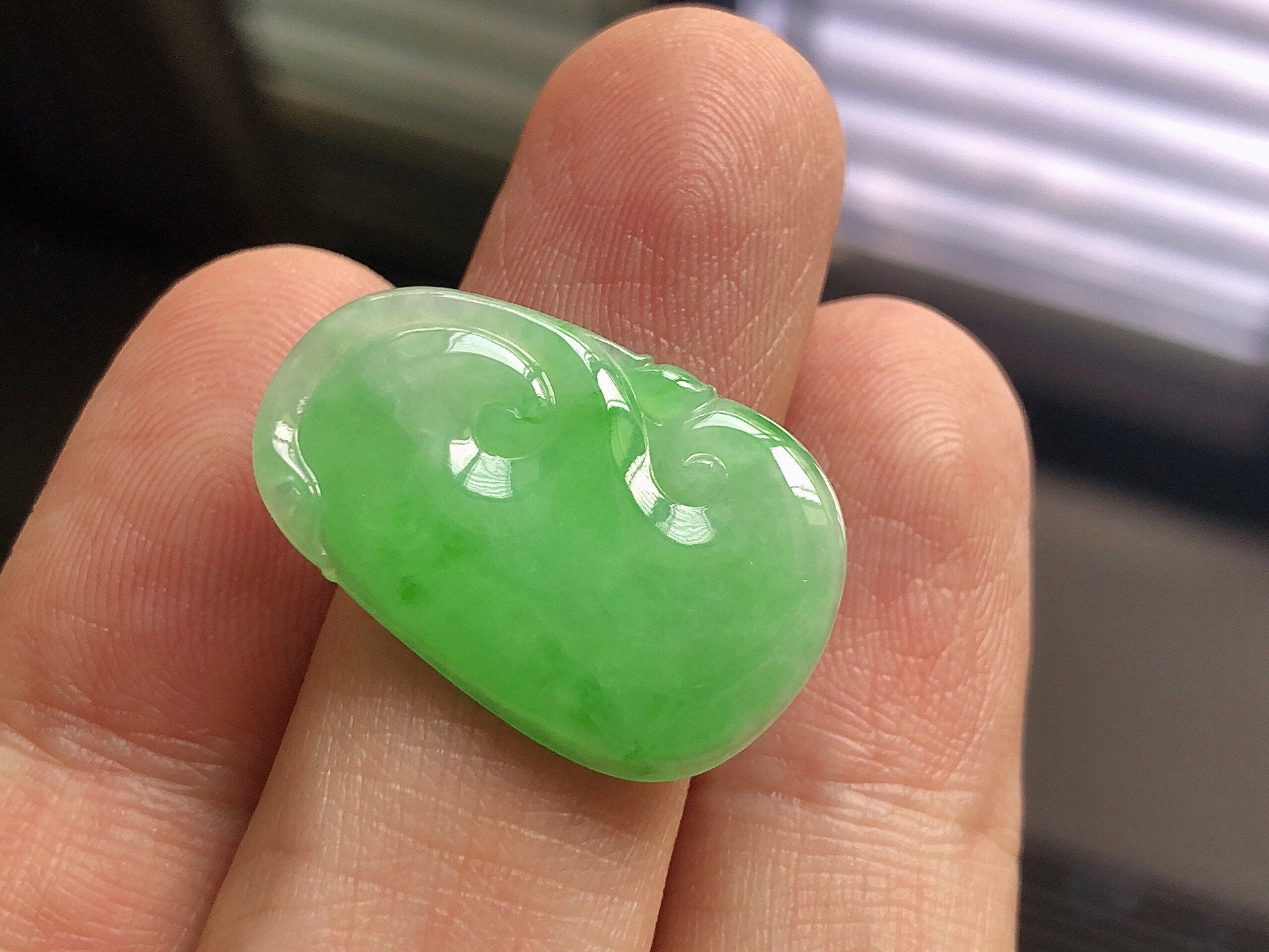 ️ 如意， 色泽艳阳，通透水润，玉质细腻，夺目迷人，镶嵌效果，品相，无裂，尺寸25.7*17*2.
