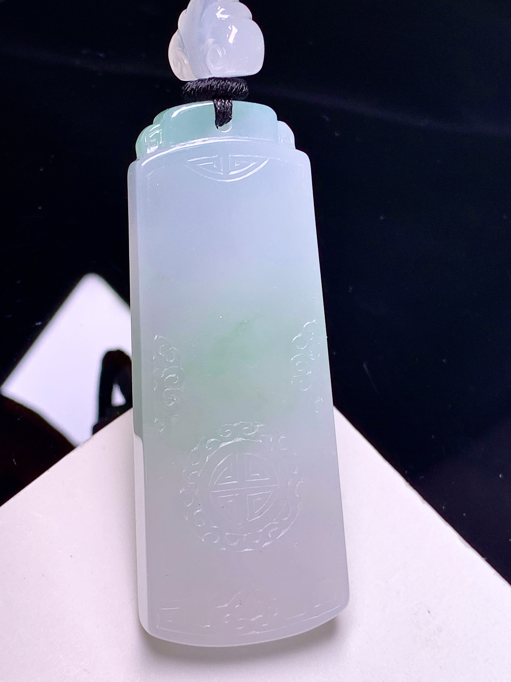 飘绿无事牌吊坠 玉质细腻 色泽艳丽清新 整体尺寸55.5*21.6*6 L1