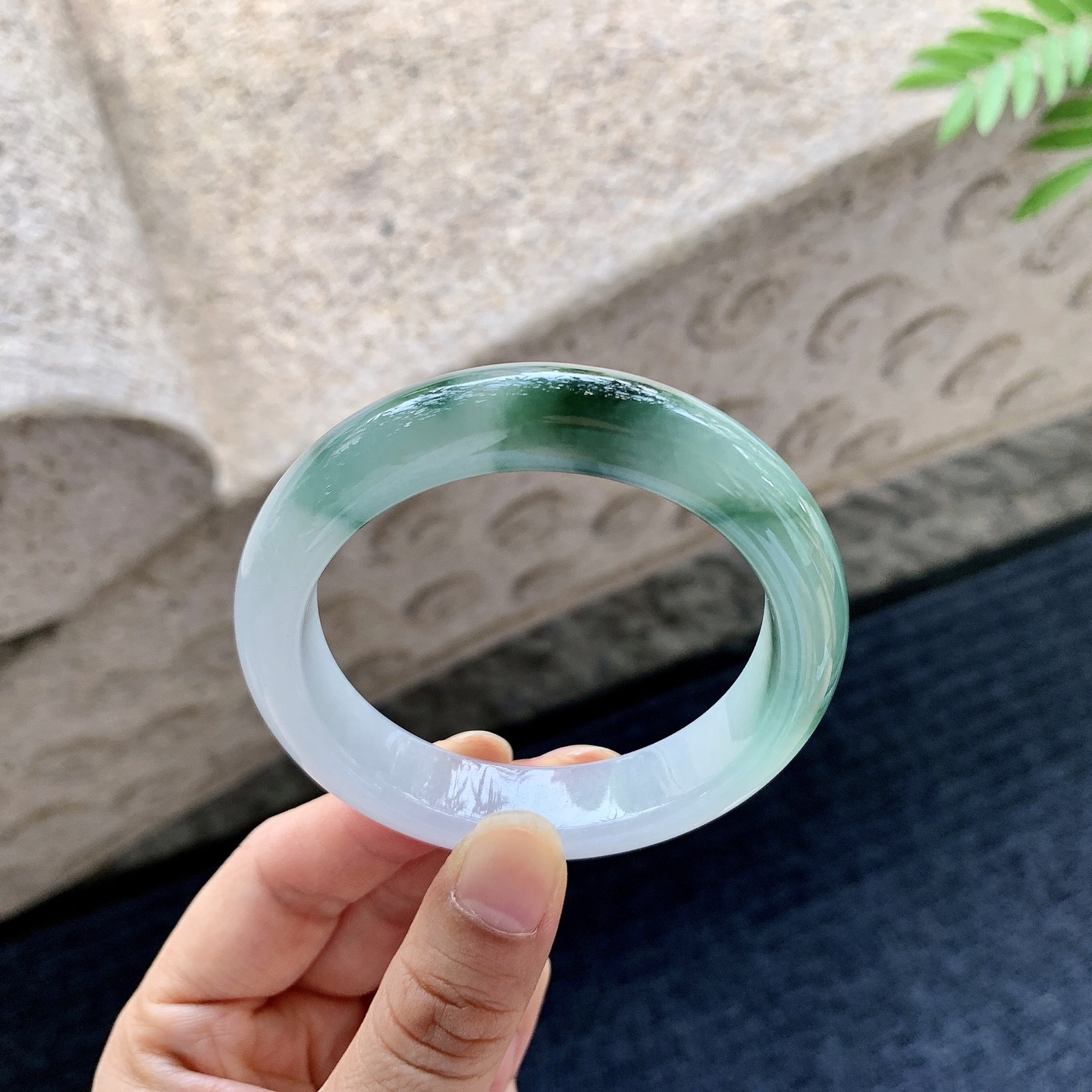 正圈52 53【圈口】53/12.5/8.4【编码】FL060444【描述】细糯飘绿，水润，种老，细腻，打灯有纹线