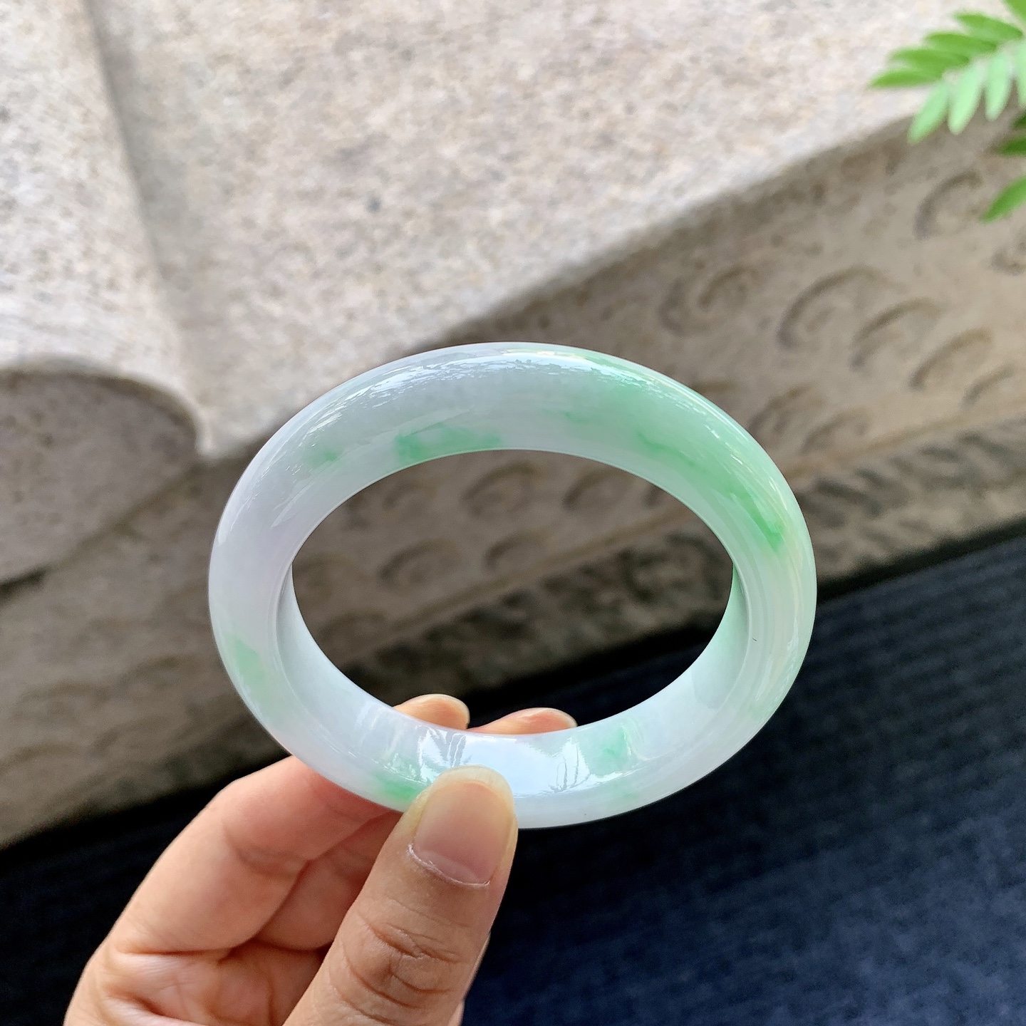 正圈53 54【圈口】54.8/13/8.2【编码】HJ060416【描述】细糯飘绿，水润，种老，细腻，无裂