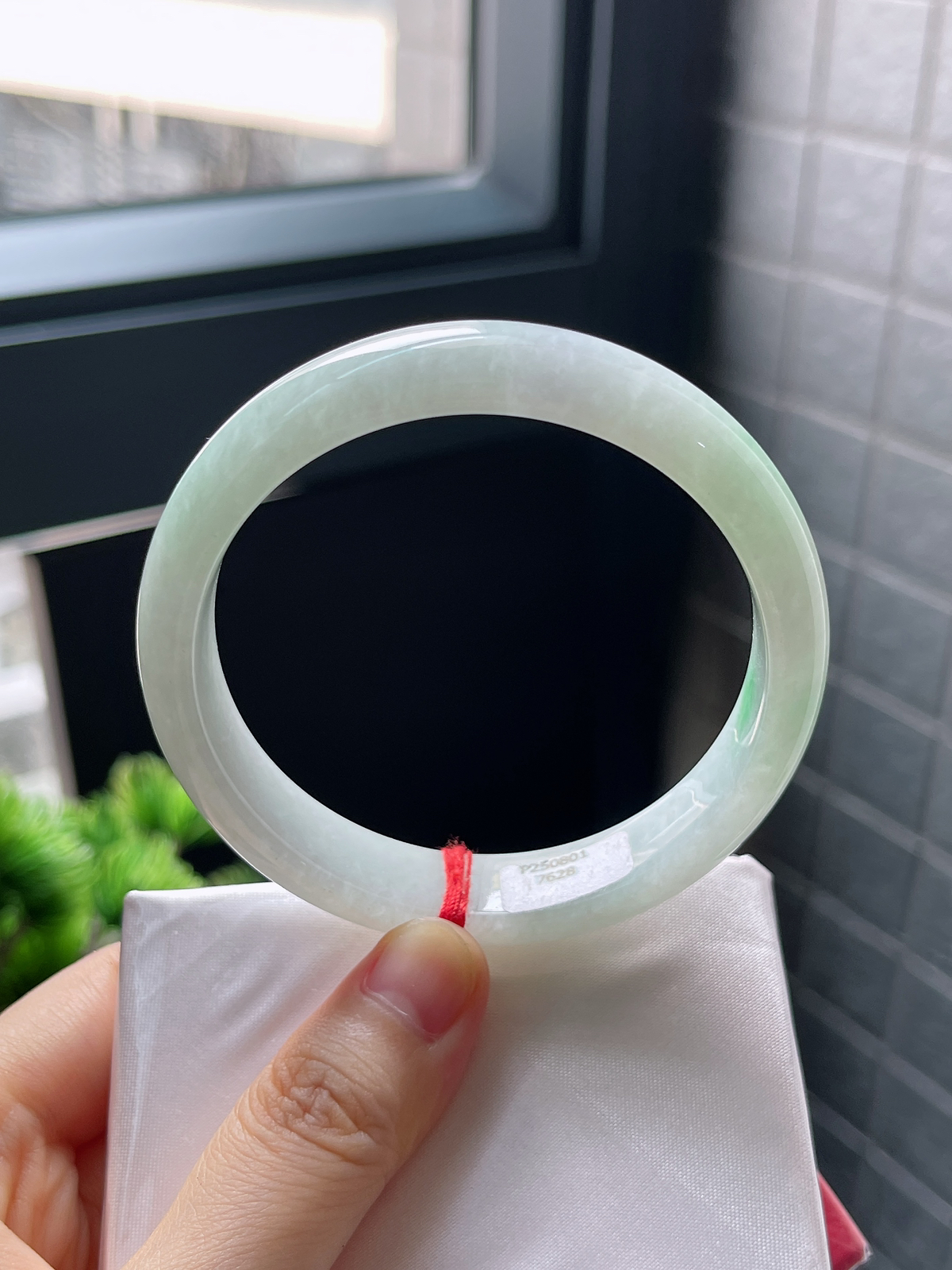 圈口58.3，糯化飘绿翡翠手镯 白底青手镯