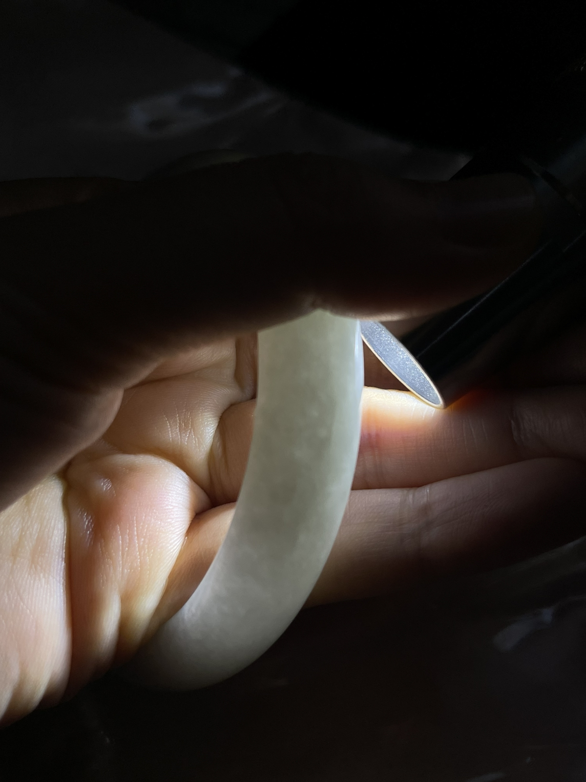 圈口58.3，糯化飘绿翡翠手镯 白底青手镯