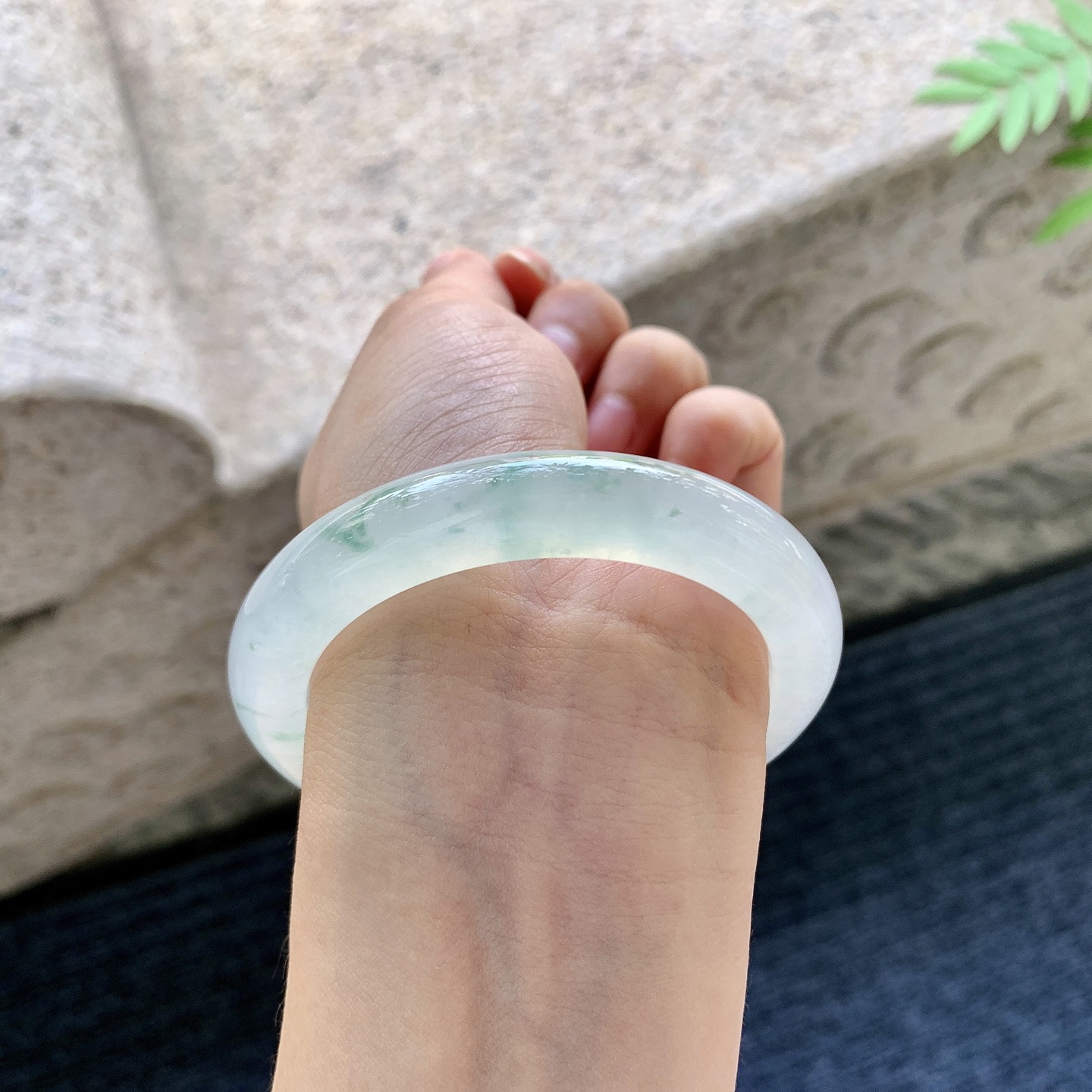 正圈55 55【圈口】55.4/10.4/9【编码】C5060413【描述】冰飘花，清透，水润，种老，细腻，打灯有棉线
