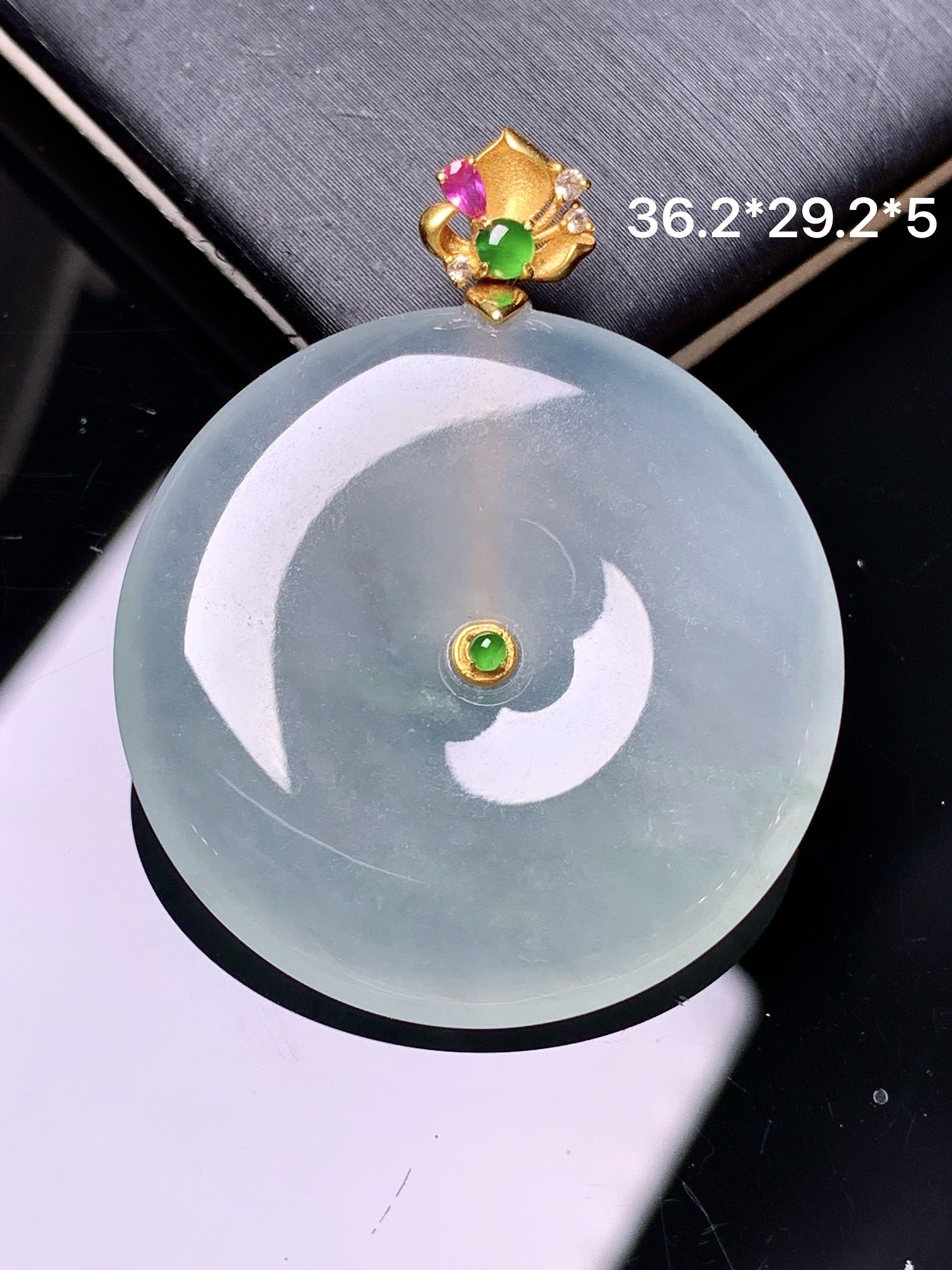 18k金镶嵌冰种平安扣吊坠 玉质细腻 色泽艳丽清新 整体尺寸36.2*29.2*5 a4