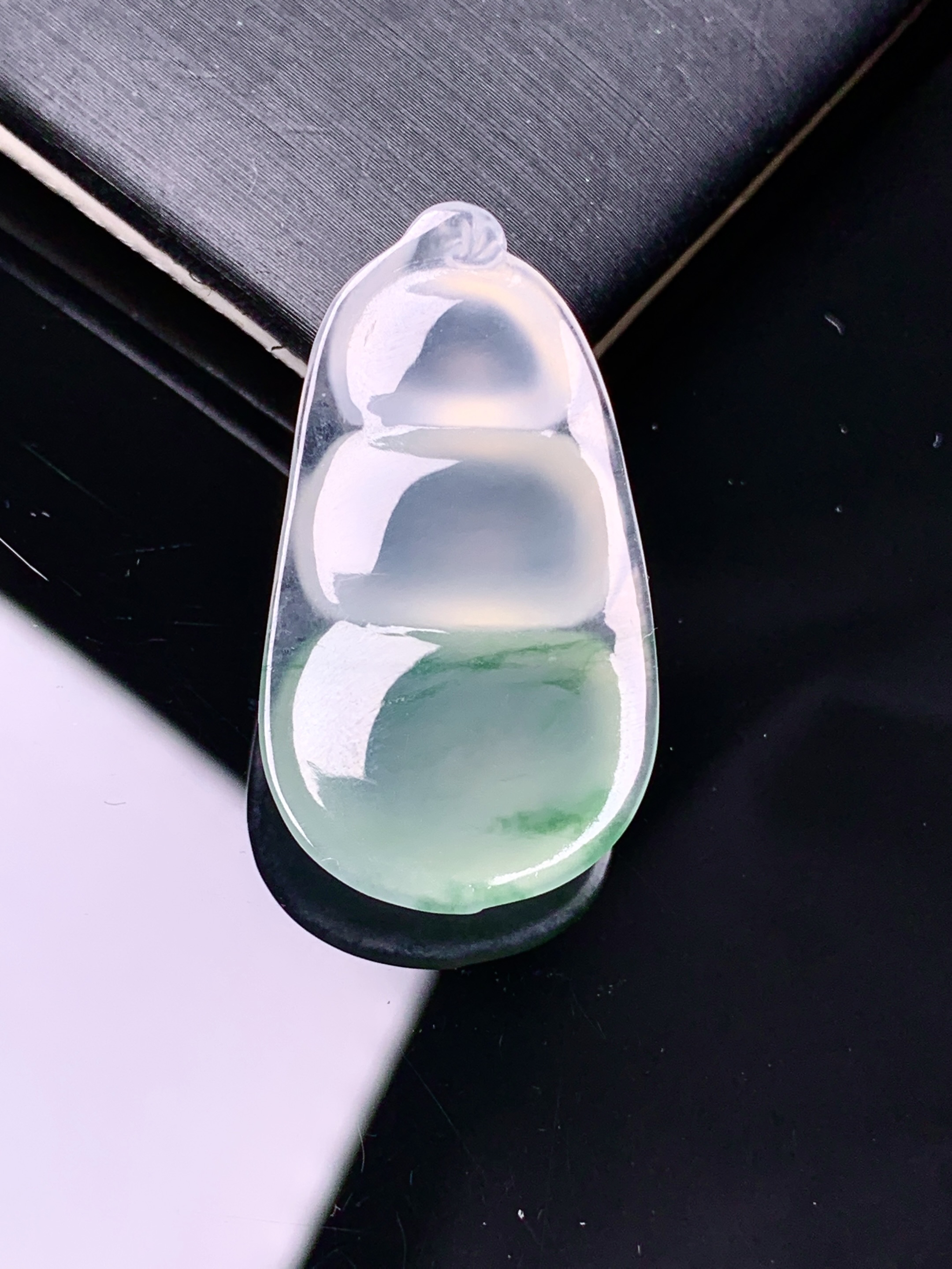 冰种四季豆吊坠 玉质细腻 色泽艳丽清新 整体尺寸32.2*18*6 c1