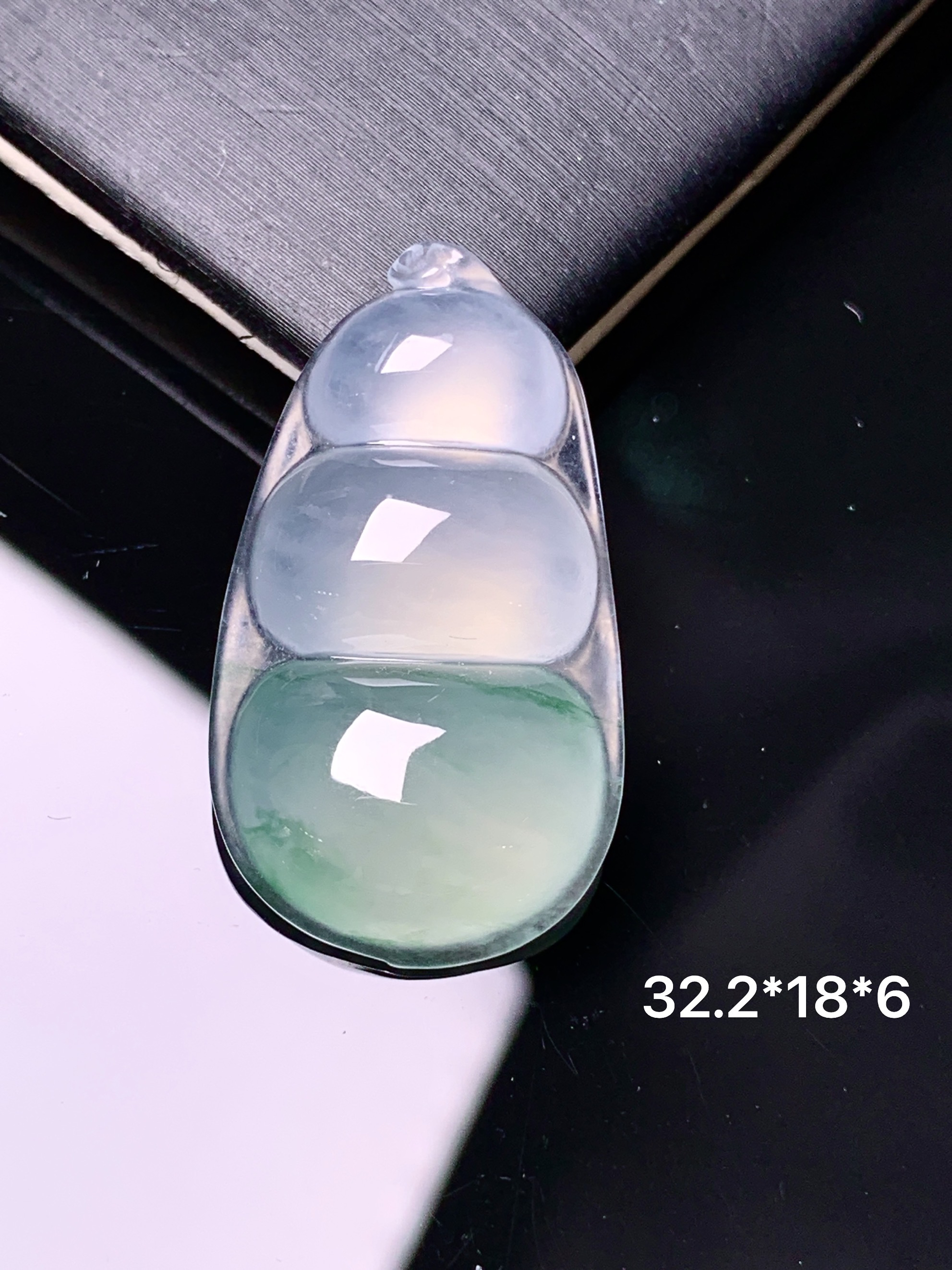 冰种四季豆吊坠 玉质细腻 色泽艳丽清新 整体尺寸32.2*18*6 c1