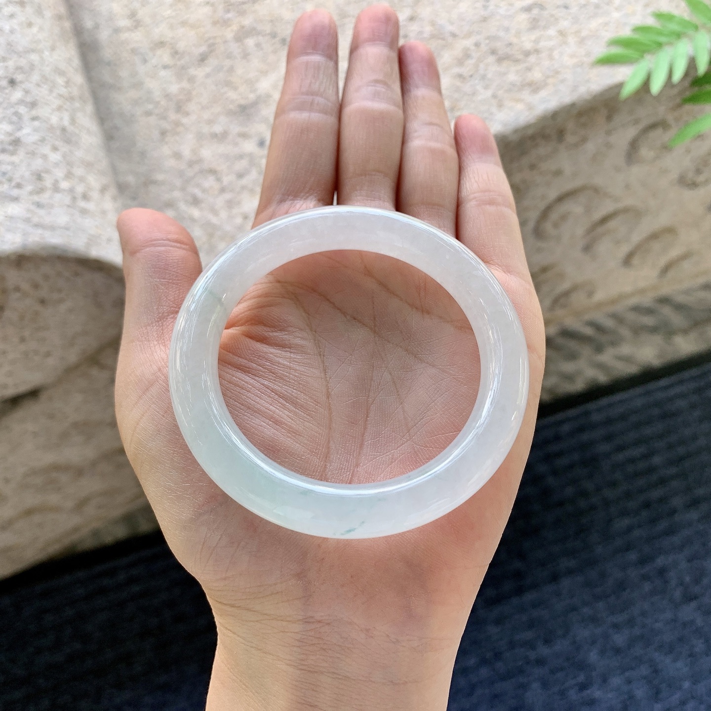圆条51 52【圈口】52/9.6/9.2【编码】C5060447【描述】糯冰飘花，水润，种老，细腻