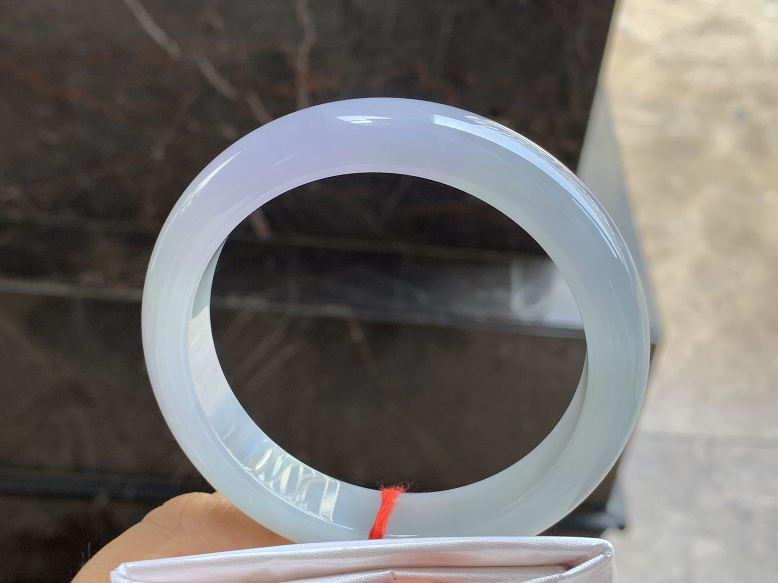 59-13-8.8mm
春色大圈口手镯 水润细腻 颜色漂亮
