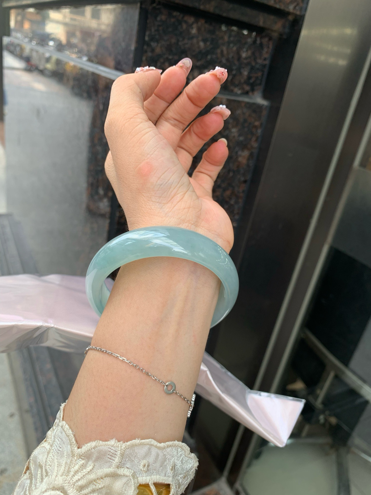 冰蓝宽版正圈
59.3-7.1-16.7
底妆冰润细腻，千变万化的冰晴蓝底色，拥有海的颜色，却散发着星空的光芒，这是一只来自冰川蓝的清冷气质仙女镯。