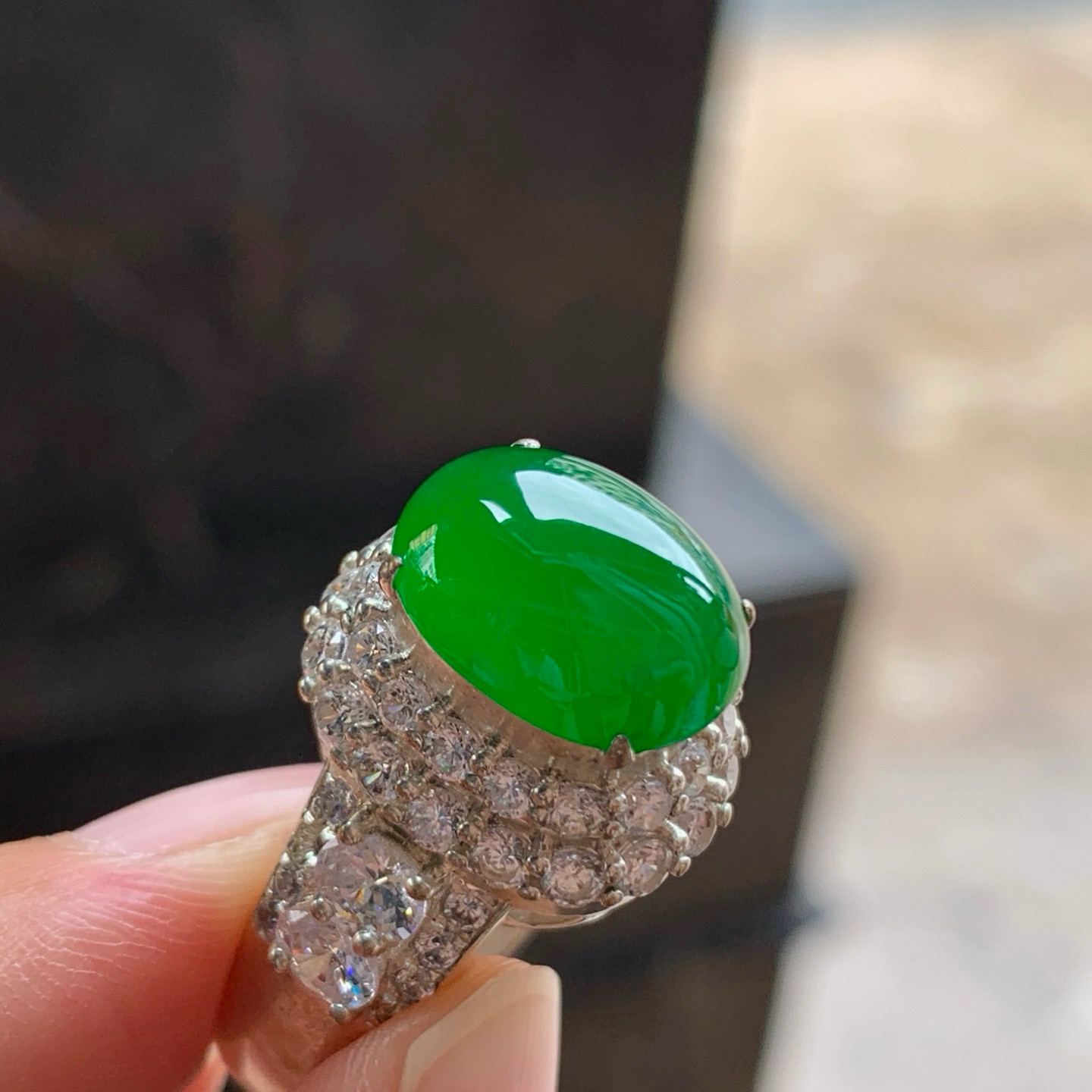 辣绿色戒面^_^铜托 饱满鲜艳