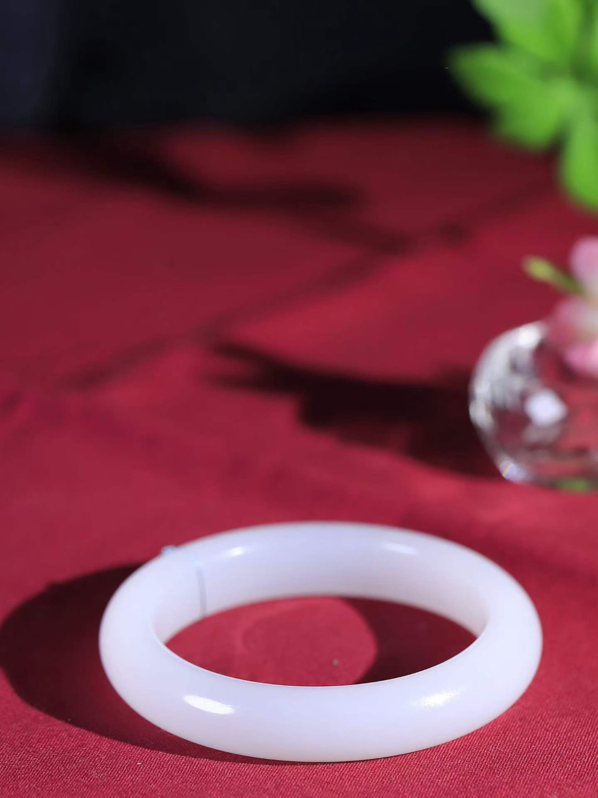 （一见倾心.手镯）

精品️和田玉白玉手镯，玉质温润细腻 油性十足 手感舒适，高华雅逸，线条流畅，