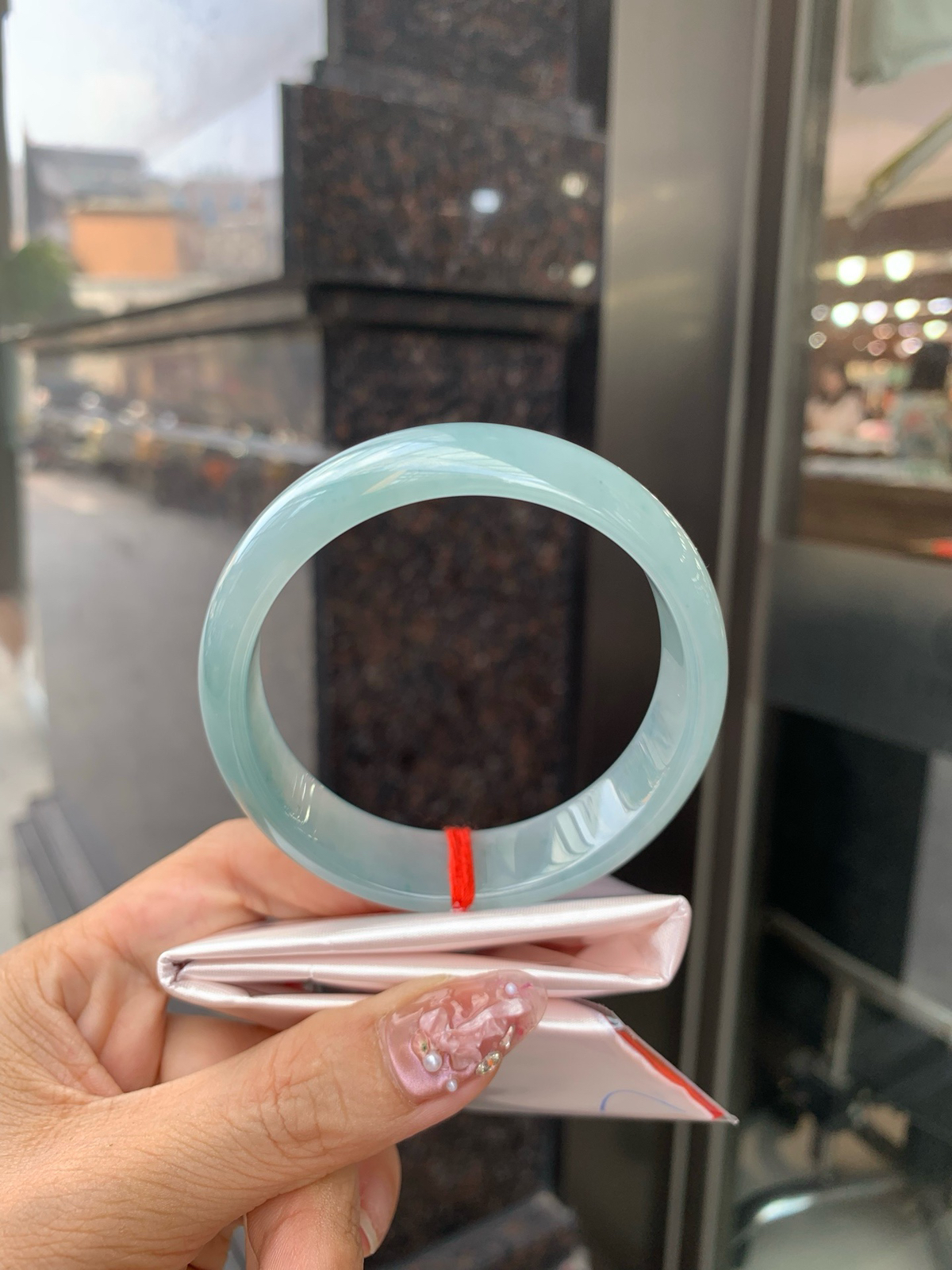 冰蓝宽版正圈
59.3-7.1-16.7
底妆冰润细腻，千变万化的冰晴蓝底色，拥有海的颜色，却散发着星空的光芒，这是一只来自冰川蓝的清冷气质仙女镯。