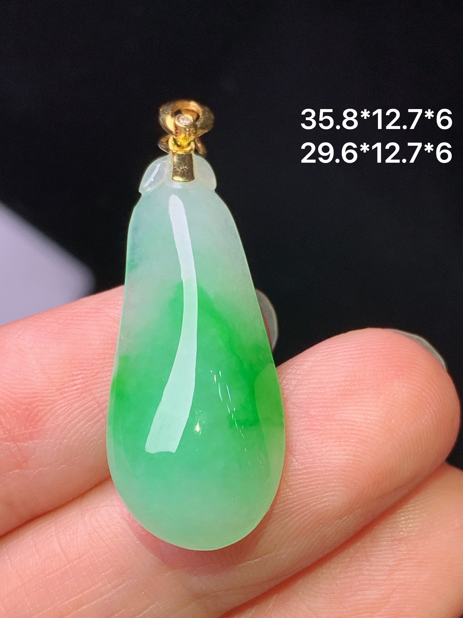 18k金镶嵌飘绿福瓜吊坠 玉质细腻 色泽艳丽清新 整体尺寸35.8*12.7*6 z1