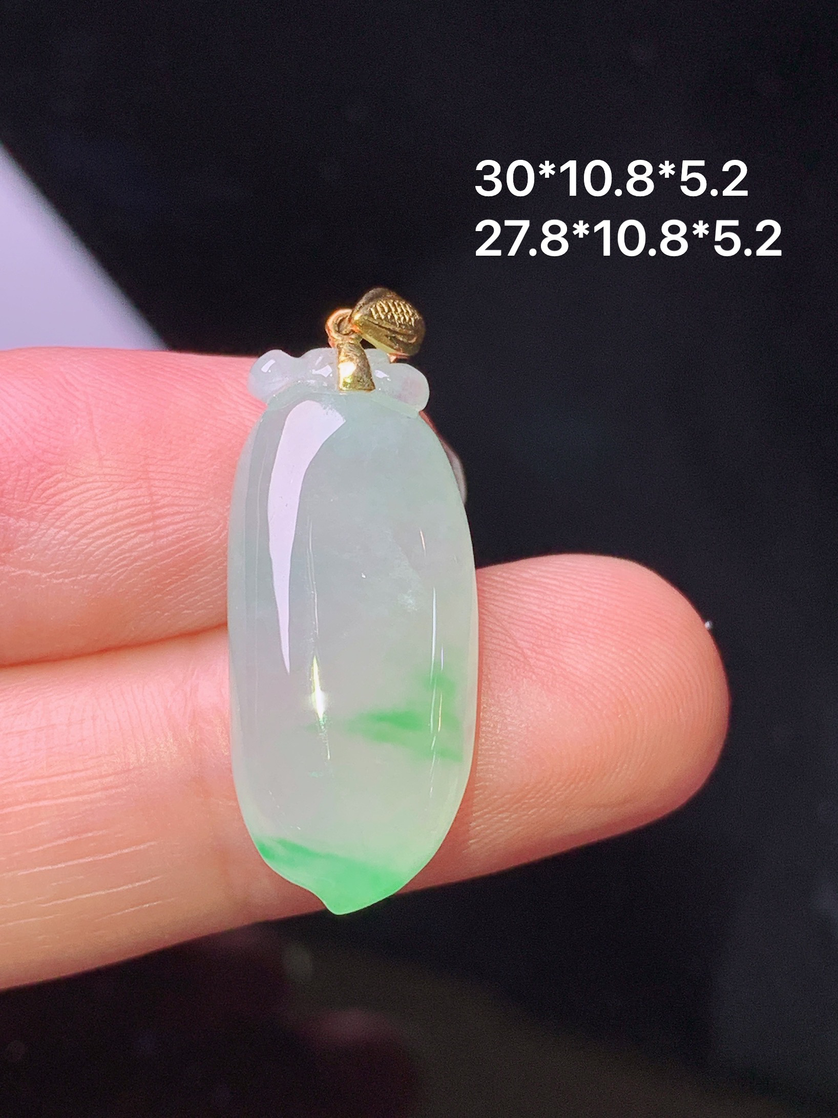 18k金镶嵌冰种飘绿福瓜吊坠 玉质细腻 色泽艳丽清新 整体尺寸30*10.8*5.2 a5