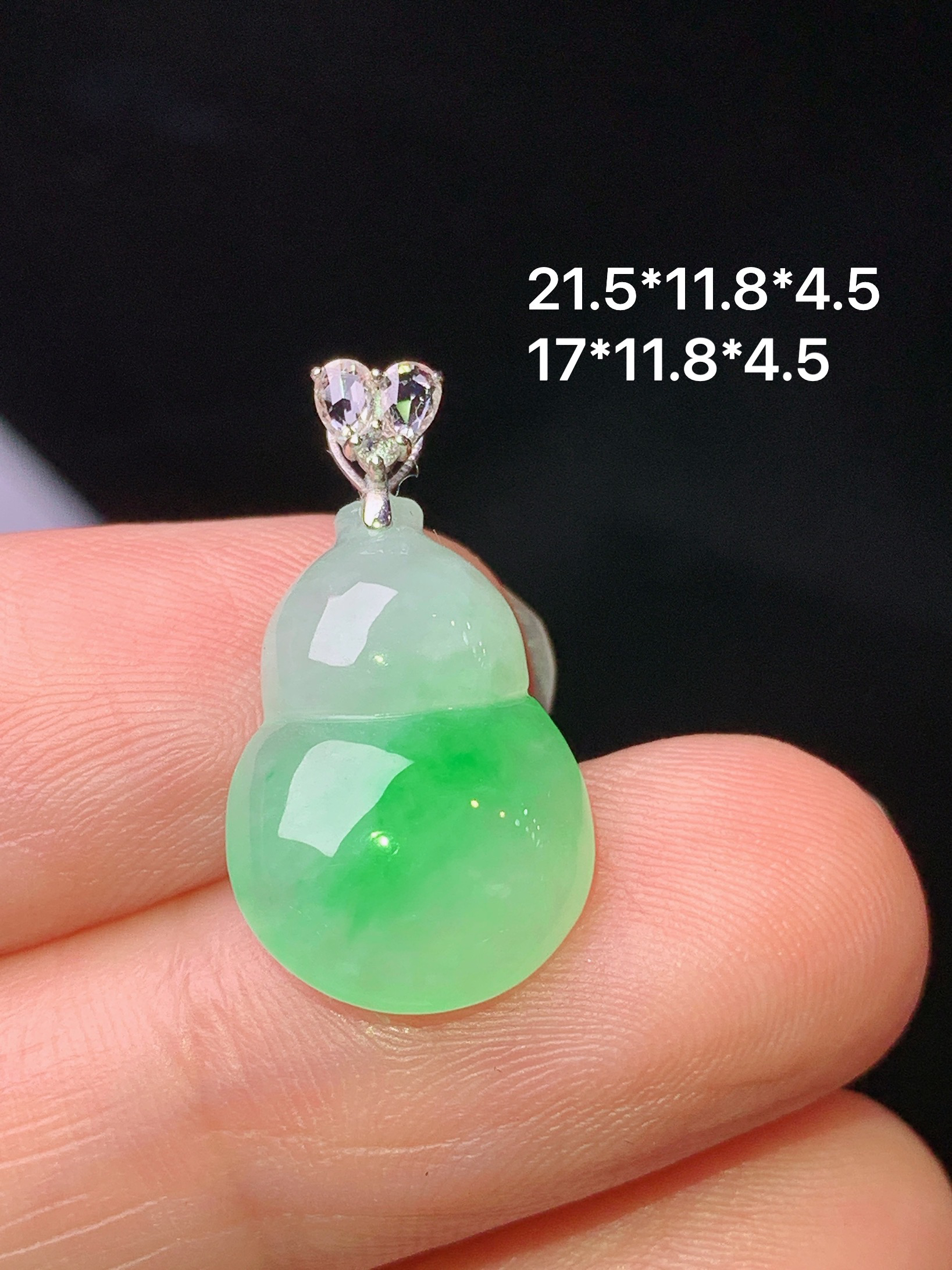 18k金钻镶嵌冰飘阳绿葫芦吊坠 玉质细腻 色泽艳丽清新 整体尺寸21.5*11.8*4.5 a4