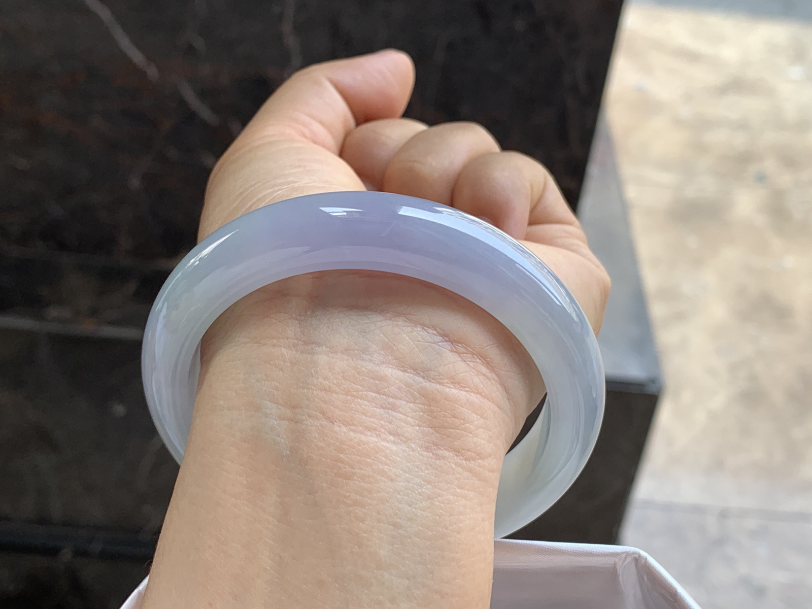 59-13-8.8mm
春色大圈口手镯 水润细腻 颜色漂亮