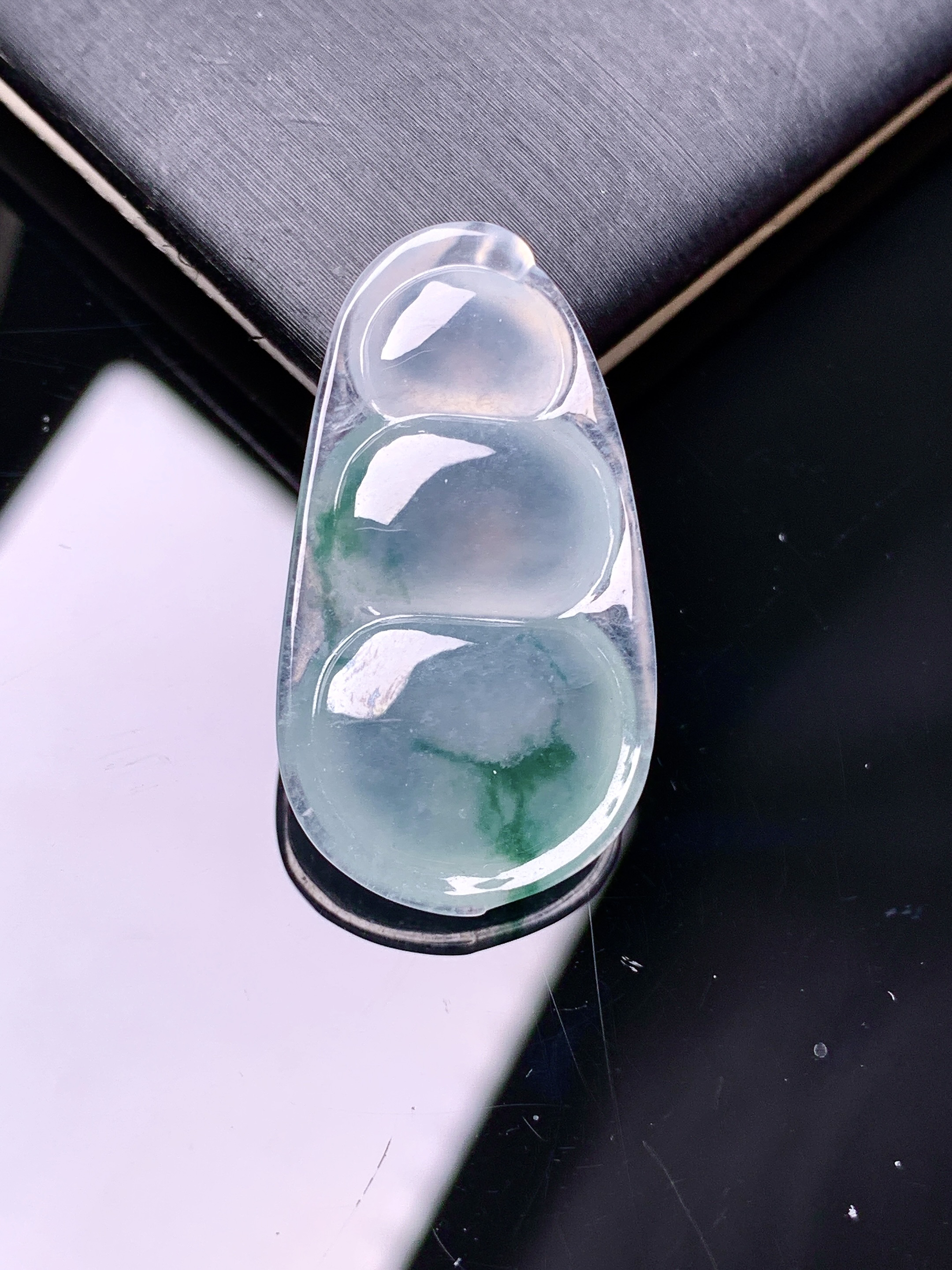 冰种飘绿四季豆吊坠 玉质细腻 色泽艳丽清新 整体尺寸29.5*16*5 a4