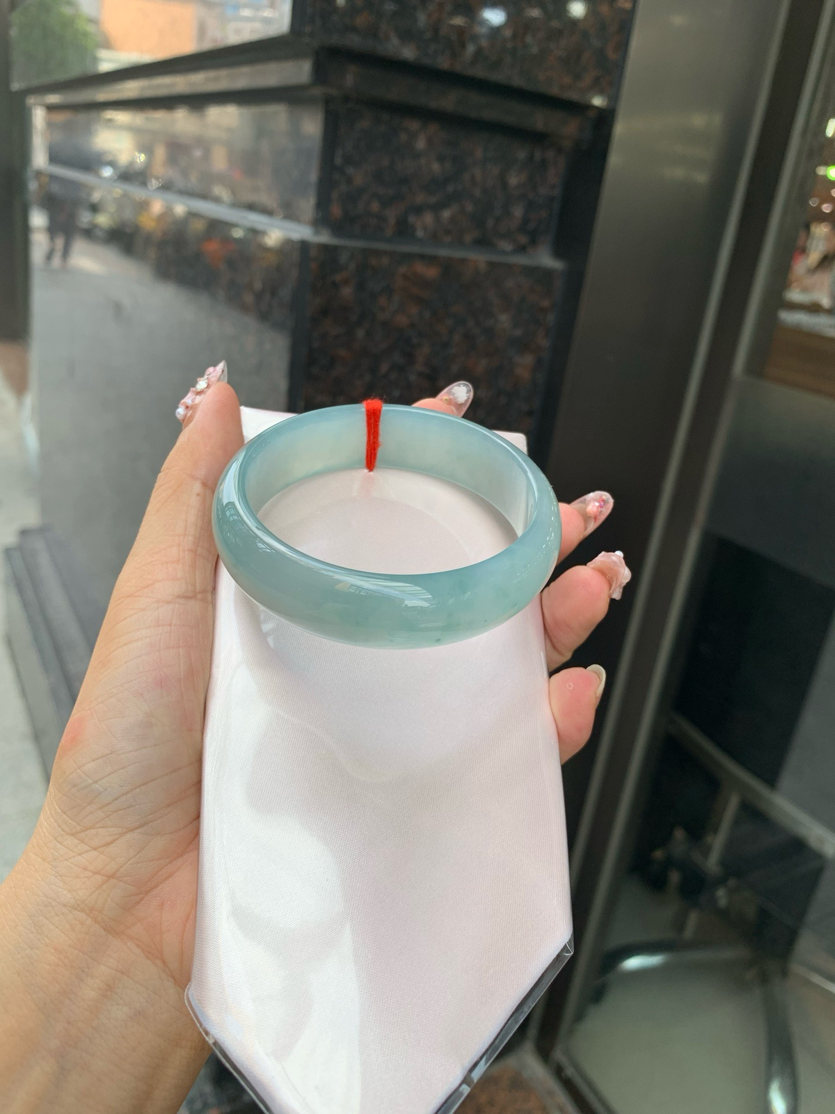 冰蓝宽版正圈
59.3-7.1-16.7
底妆冰润细腻，千变万化的冰晴蓝底色，拥有海的颜色，却散发着星空的光芒，这是一只来自冰川蓝的清冷气质仙女镯。