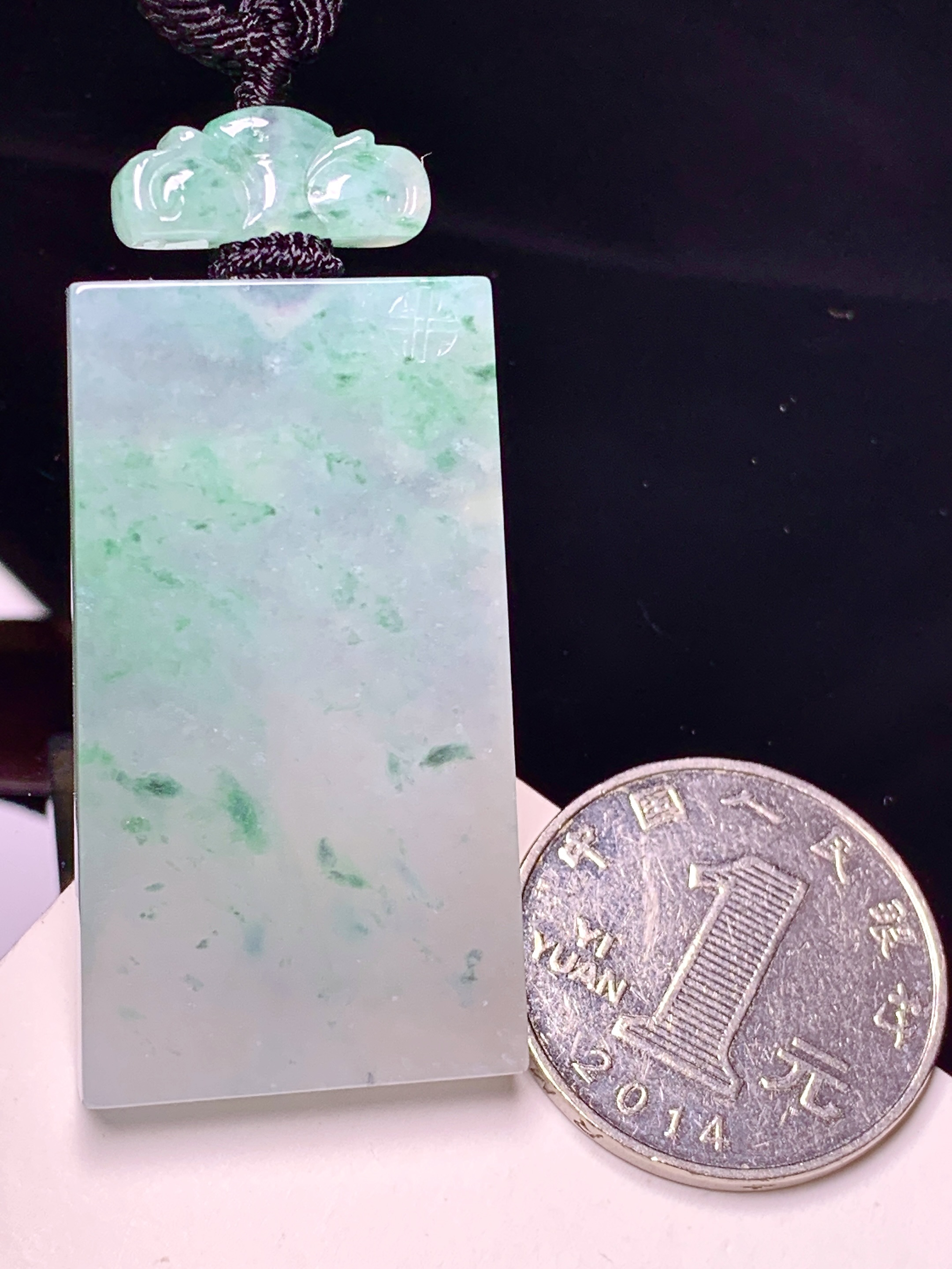 飘绿无事牌吊坠 玉质细腻 色泽艳丽清新 整体尺寸41.8*23*5 L1