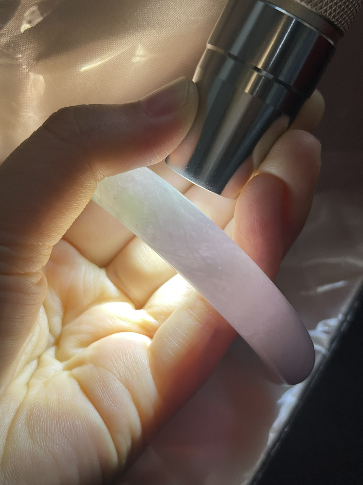 圈口54.9，糯化春带彩圆条翡翠手镯