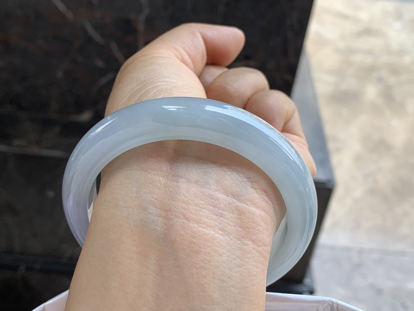 59-13-8.8mm
春色大圈口手镯 水润细腻 颜色漂亮