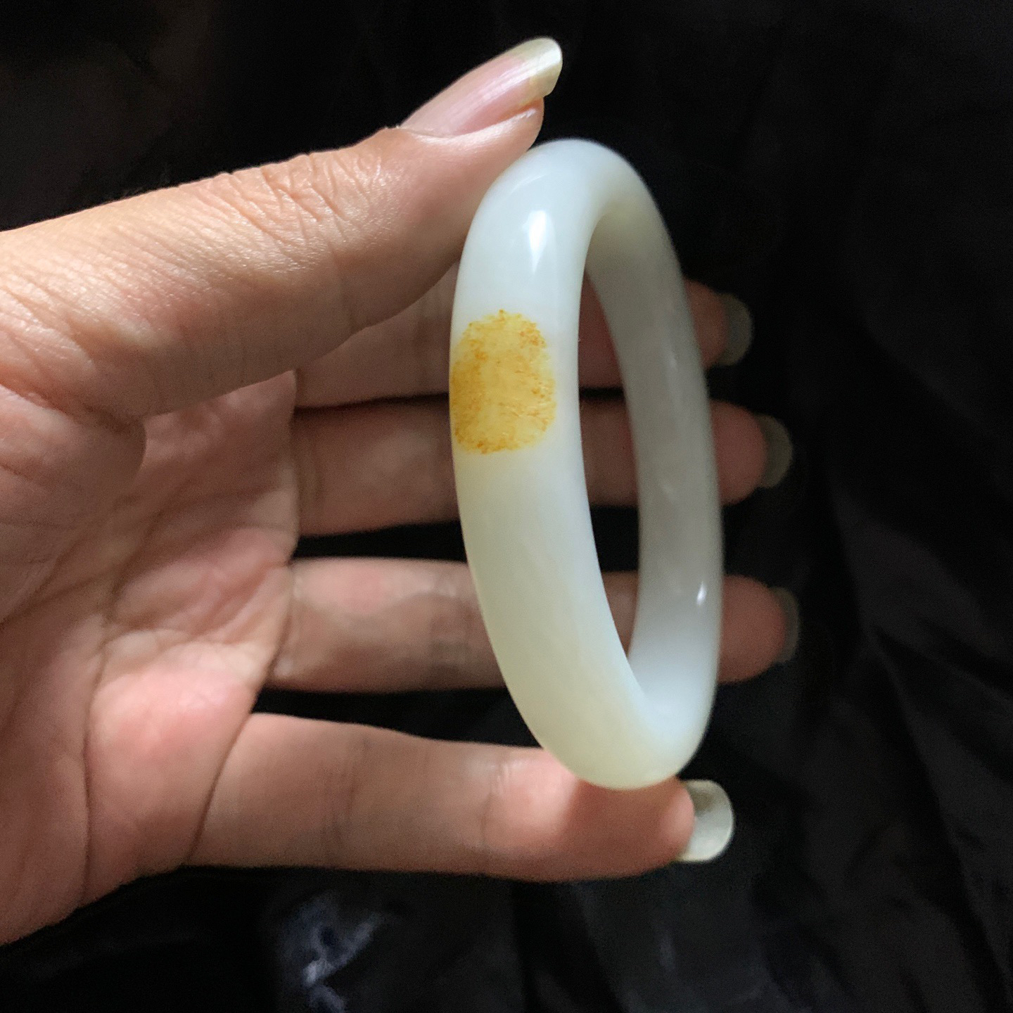 秋梨皮，和田玉56.5圈口白玉手镯！玉质细腻油润 底色纯净 脂粉好，品质好！