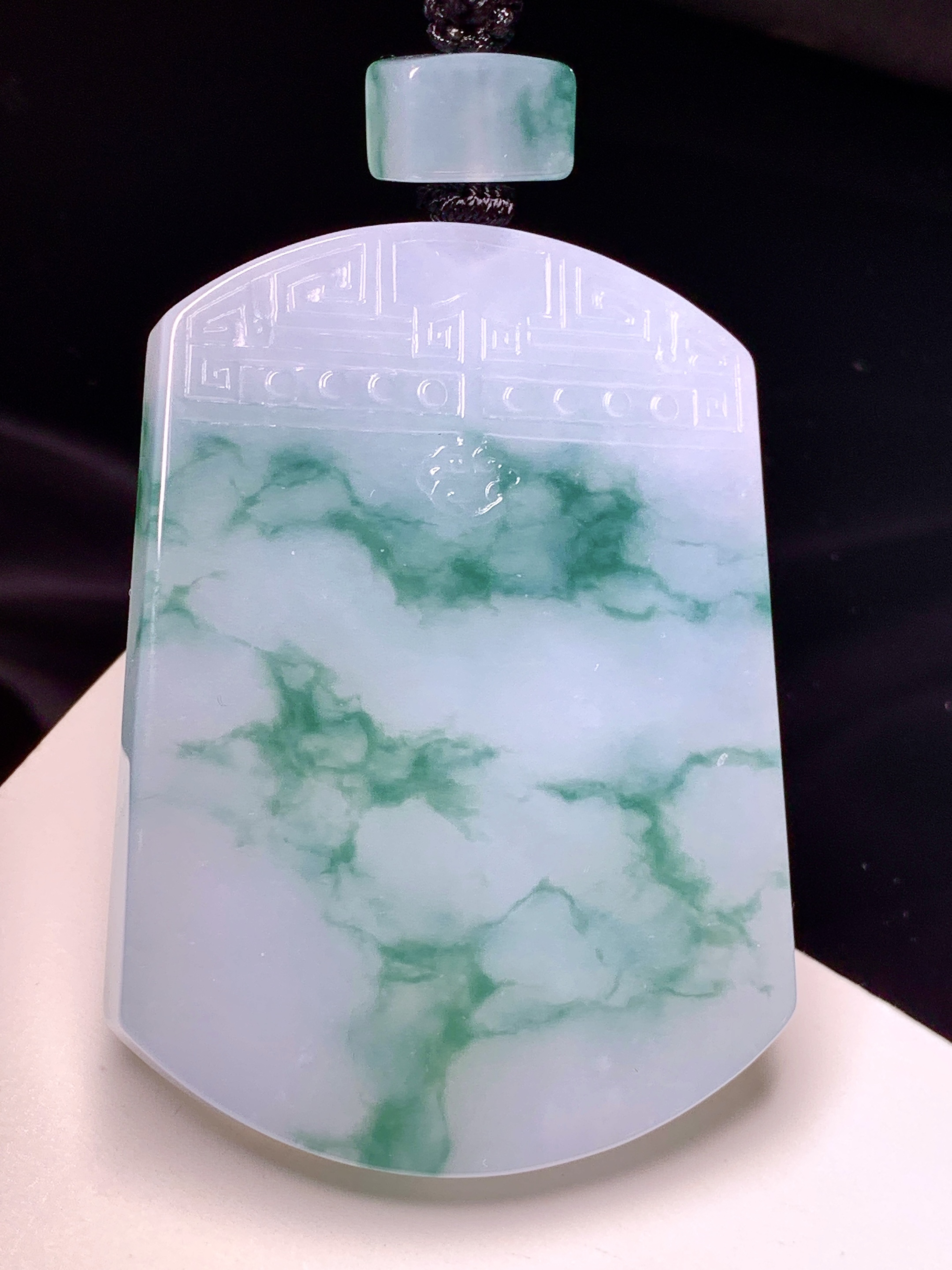 飘绿无事牌吊坠 玉质细腻 色泽艳丽清新 整体尺寸54.5*39.8*5.8 L1