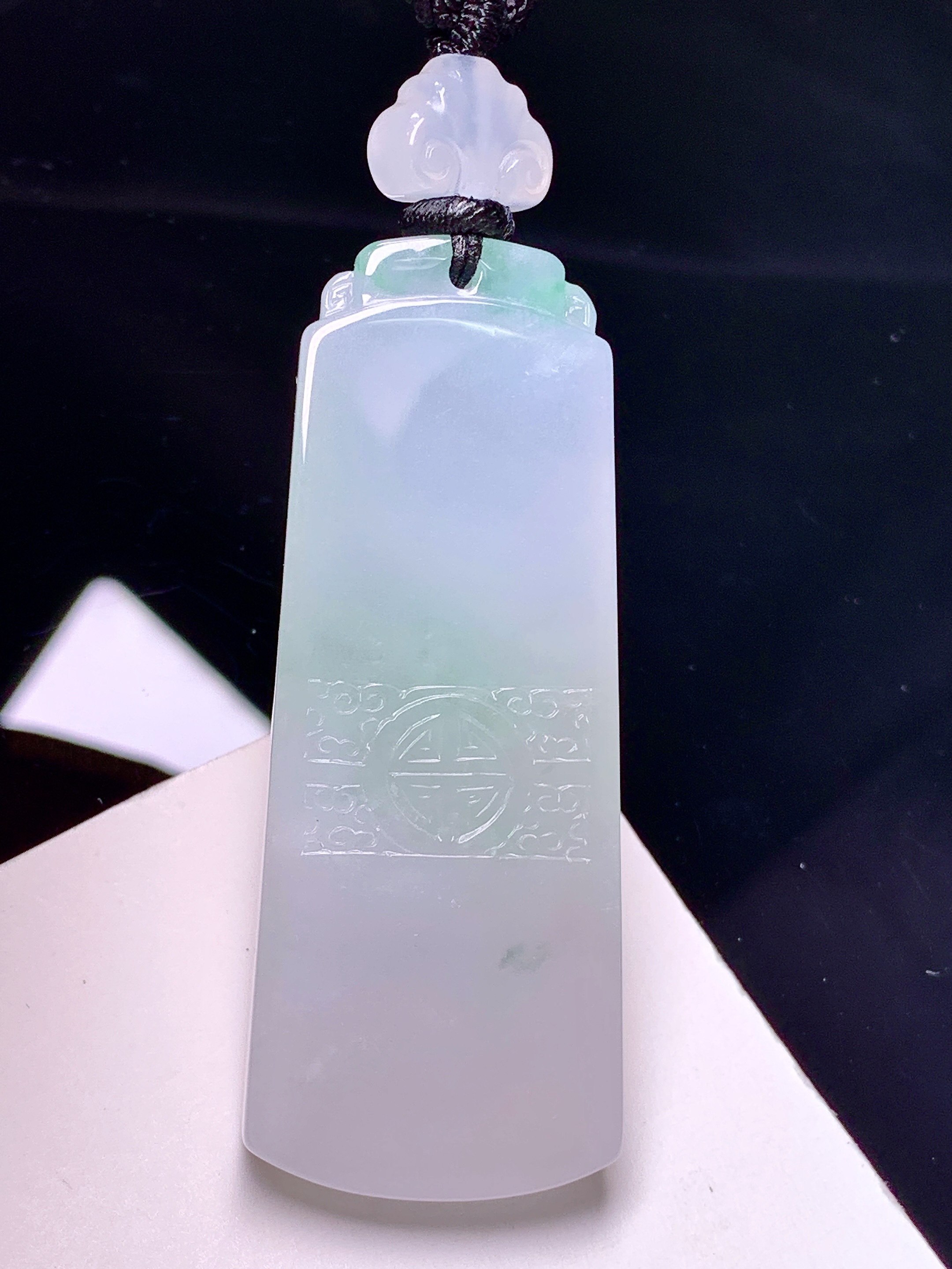 飘绿无事牌吊坠 玉质细腻 色泽艳丽清新 整体尺寸55.5*21.6*6 L1
