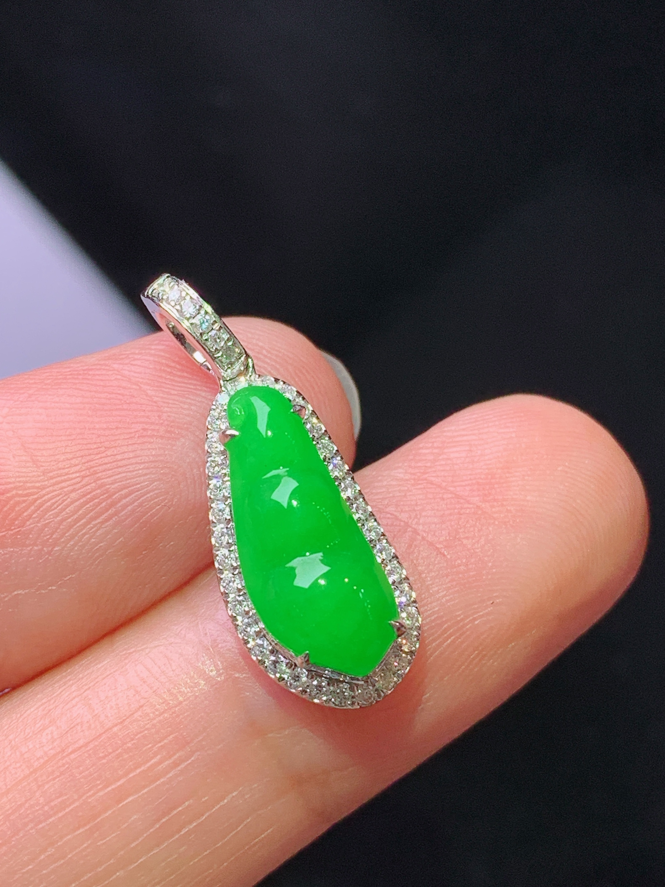 18k金钻镶嵌冰阳绿四季豆吊坠 玉质细腻 色泽艳丽清新 整体尺寸23.5*8.5*6 h1