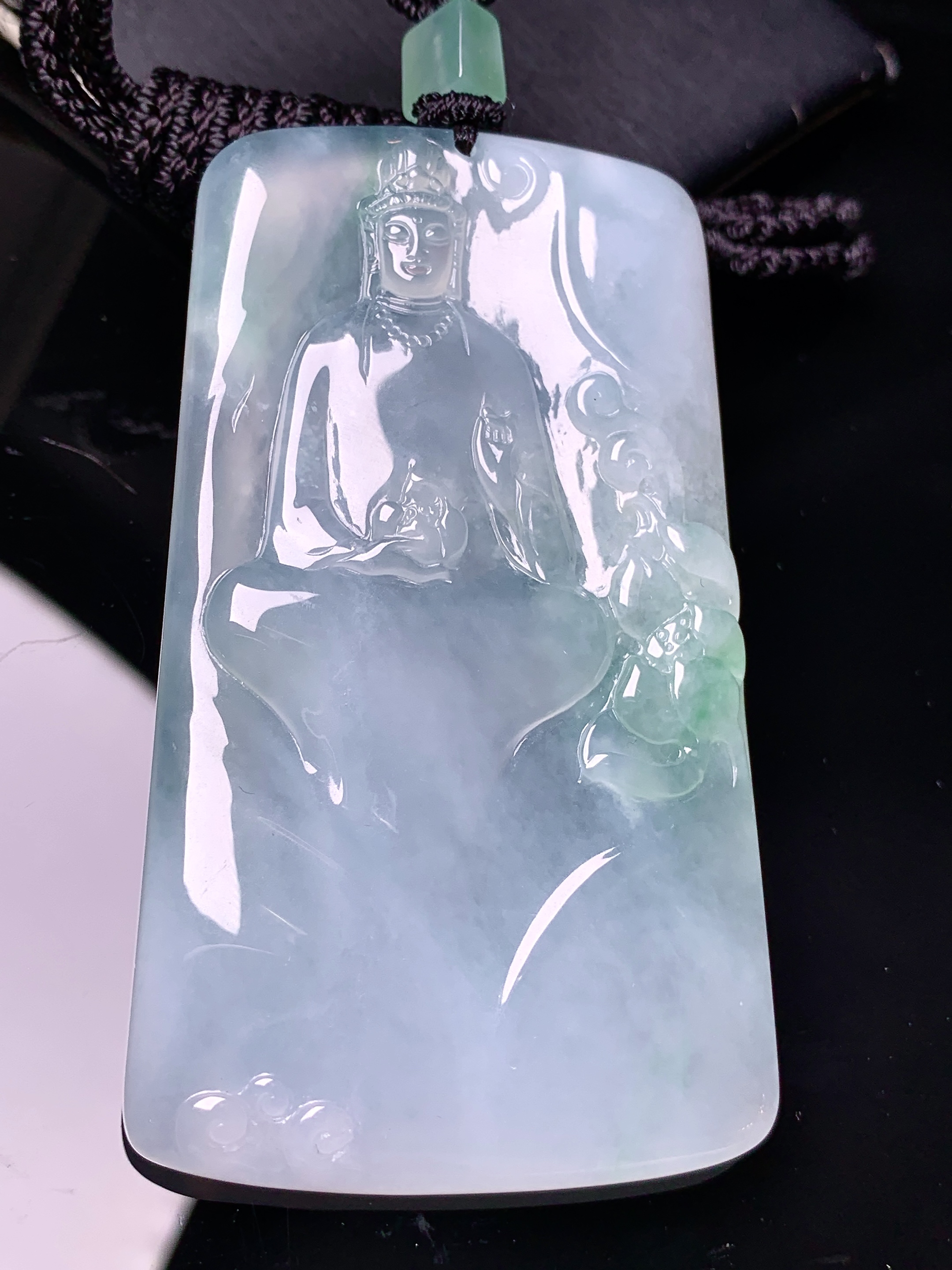 飘绿观音菩萨吊坠 玉质细腻 色泽艳丽清新 整体尺寸70.2*41.2*5.5 L1