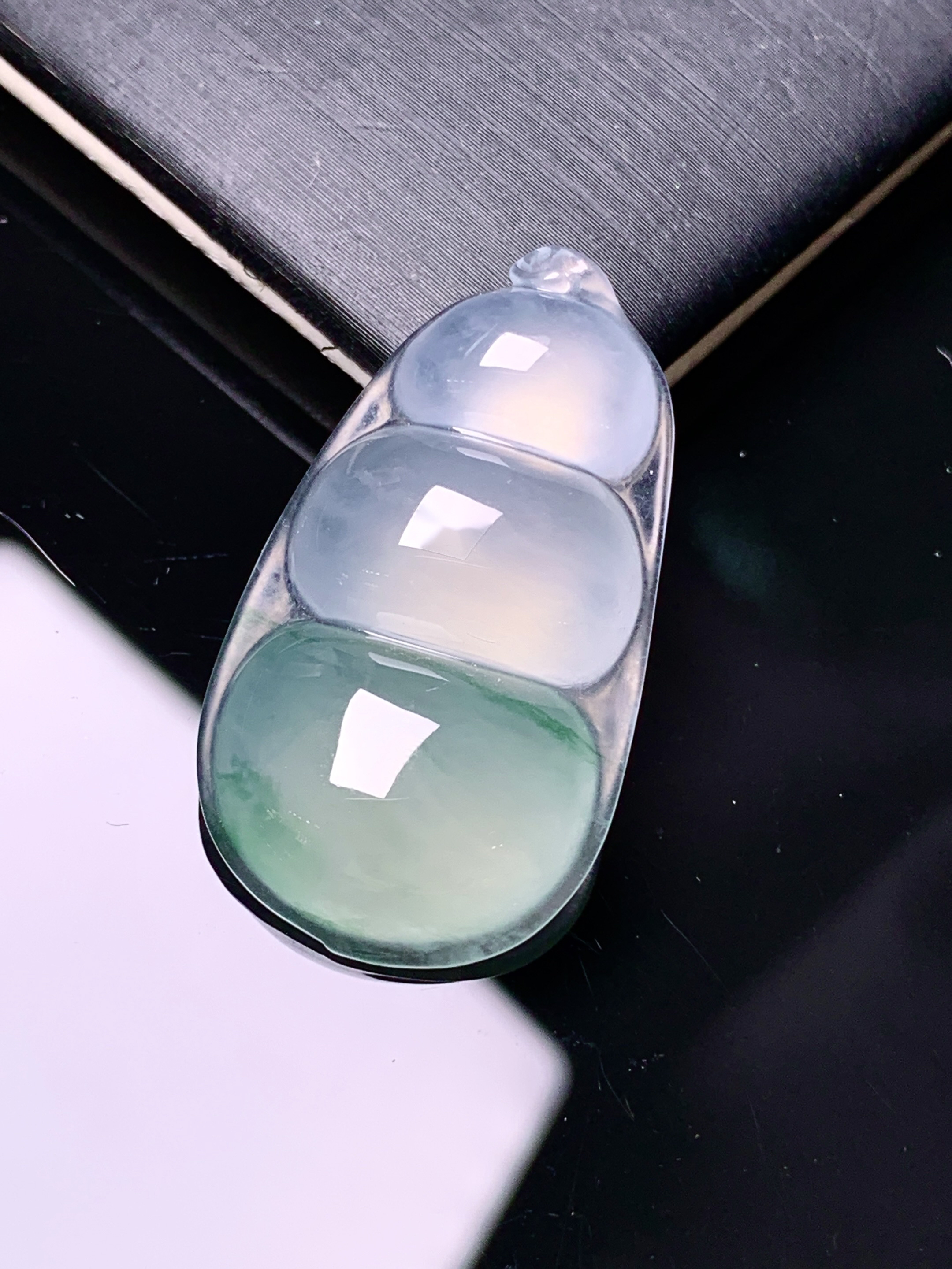 冰种四季豆吊坠 玉质细腻 色泽艳丽清新 整体尺寸32.2*18*6 c1
