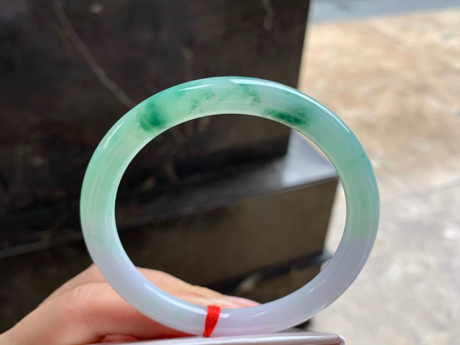 57-8
绿花圆条手镯^_^颜色好看