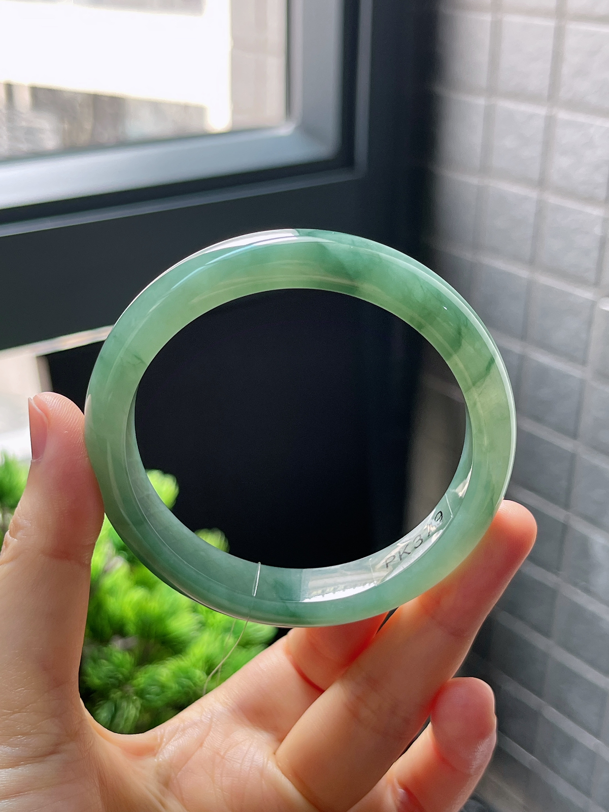正圈57圈口，翡翠冰糯种飘绿手镯