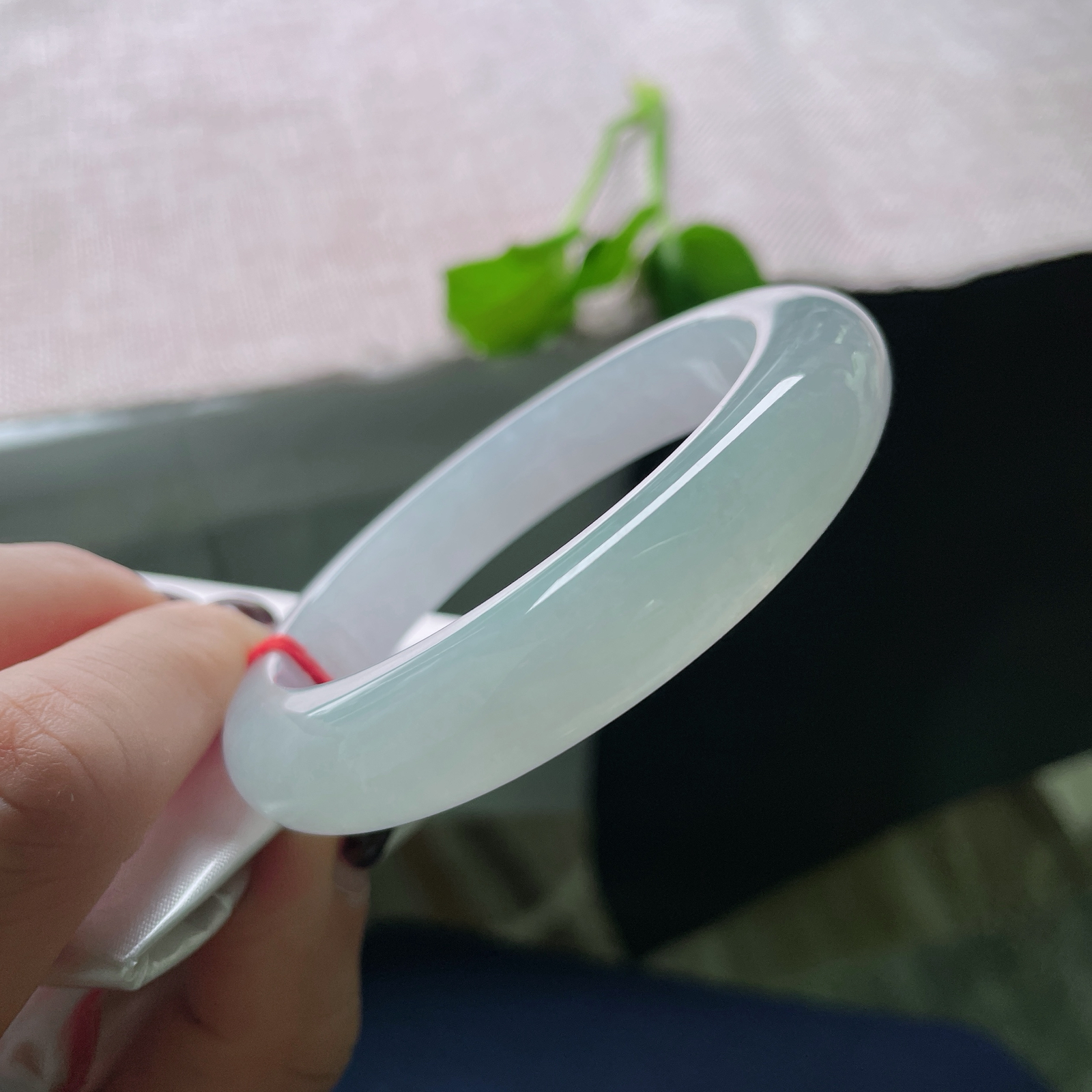 56.4/12.3/9，淡紫淡绿正圈，似灵气凝结，紫为氤氲，绿为生机。一点皮纹，ss53989a