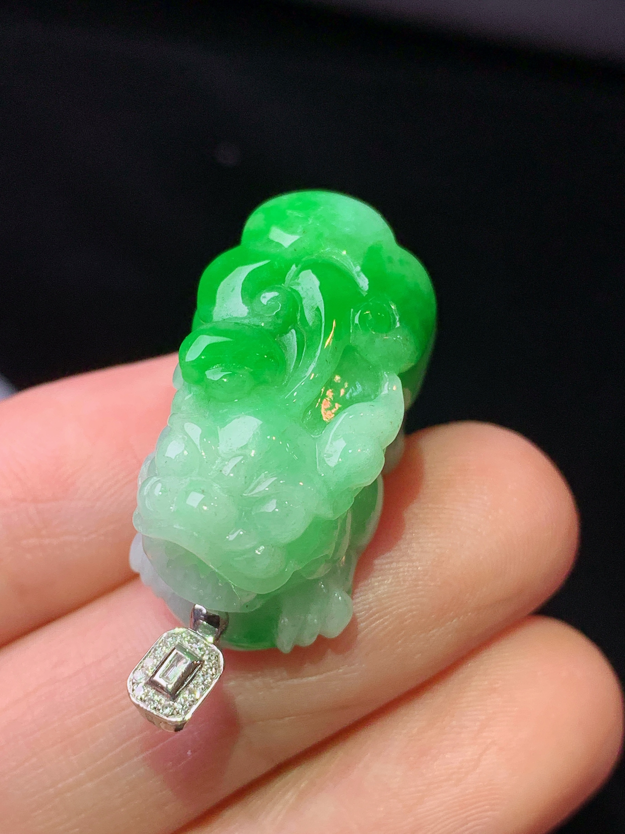 18k金钻镶嵌飘阳绿貔貅吊坠 玉质细腻 色泽艳丽清新 整体尺寸33*13.3*14.2 b1