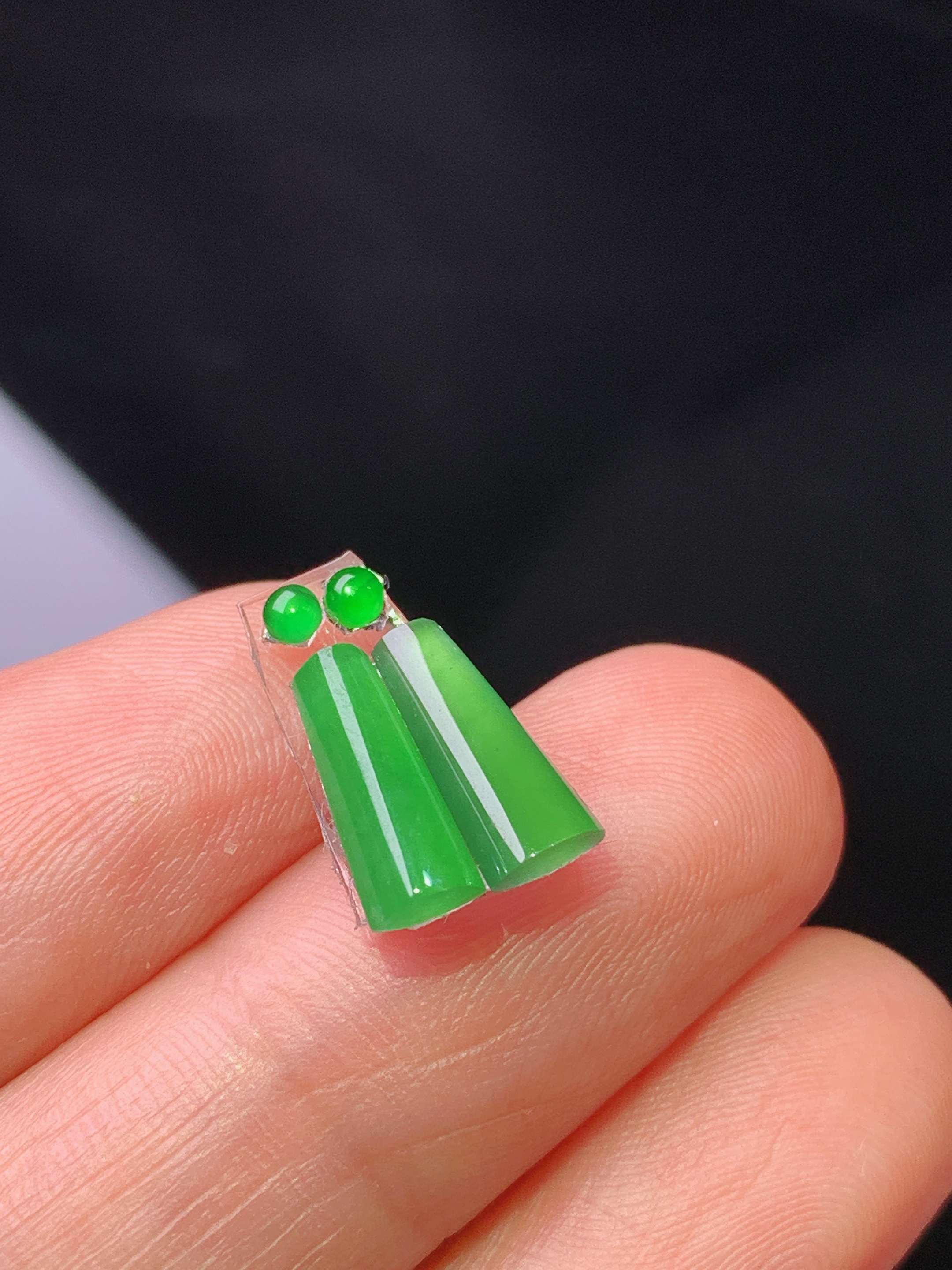 满绿玉柱一对 玉质细腻 色泽艳丽清新 整体尺寸10.5*3.2*2.3 2x