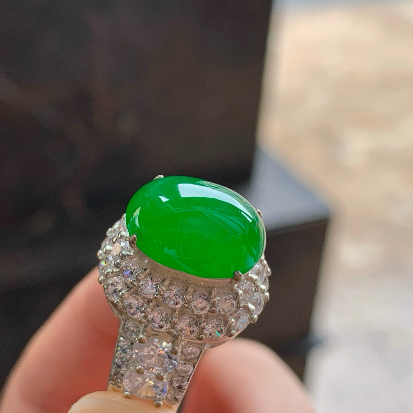 辣绿色戒面^_^铜托 饱满鲜艳