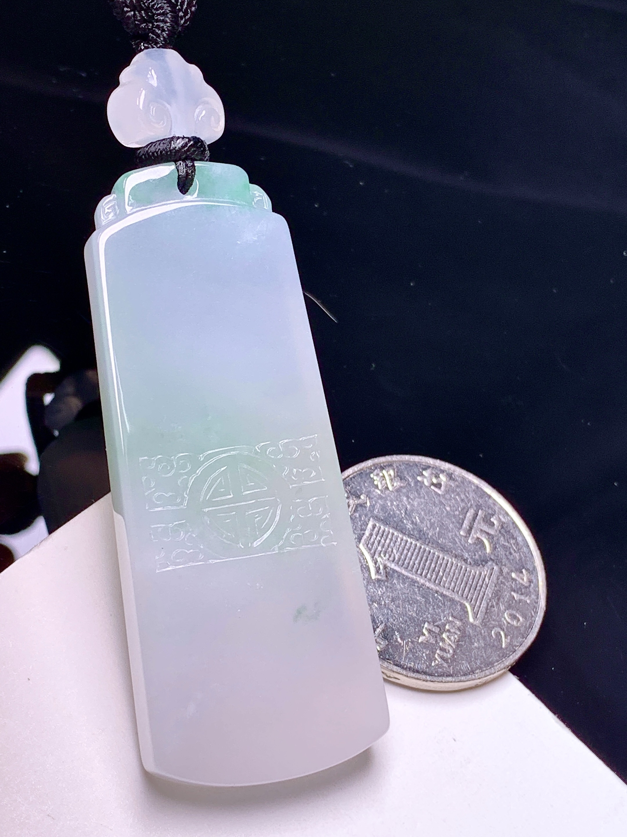 飘绿无事牌吊坠 玉质细腻 色泽艳丽清新 整体尺寸55.5*21.6*6 L1