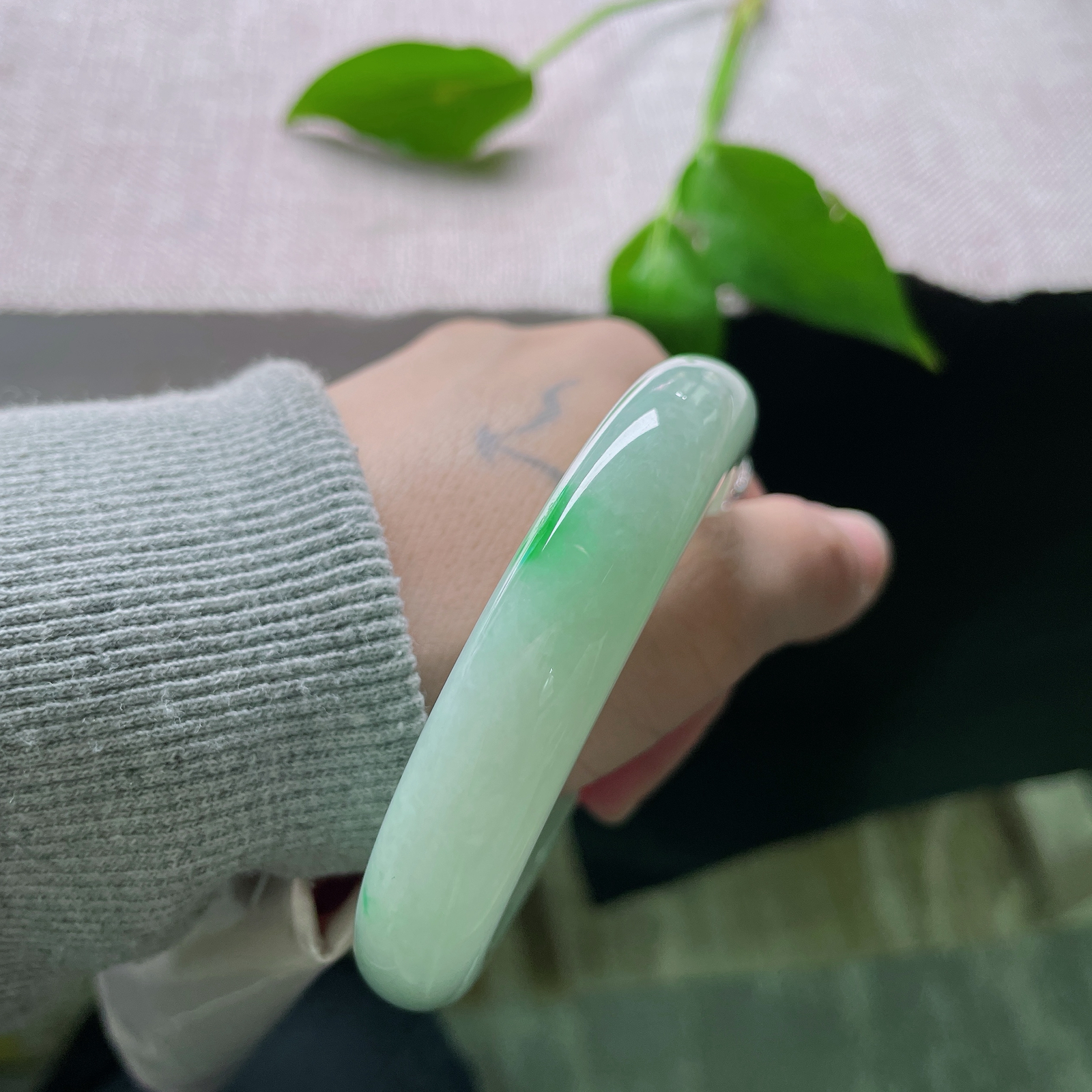 56.2/12.6/9.9飘绿正圈，水润细腻，阳绿翠，清新如夏，一眼万年，ss53954a