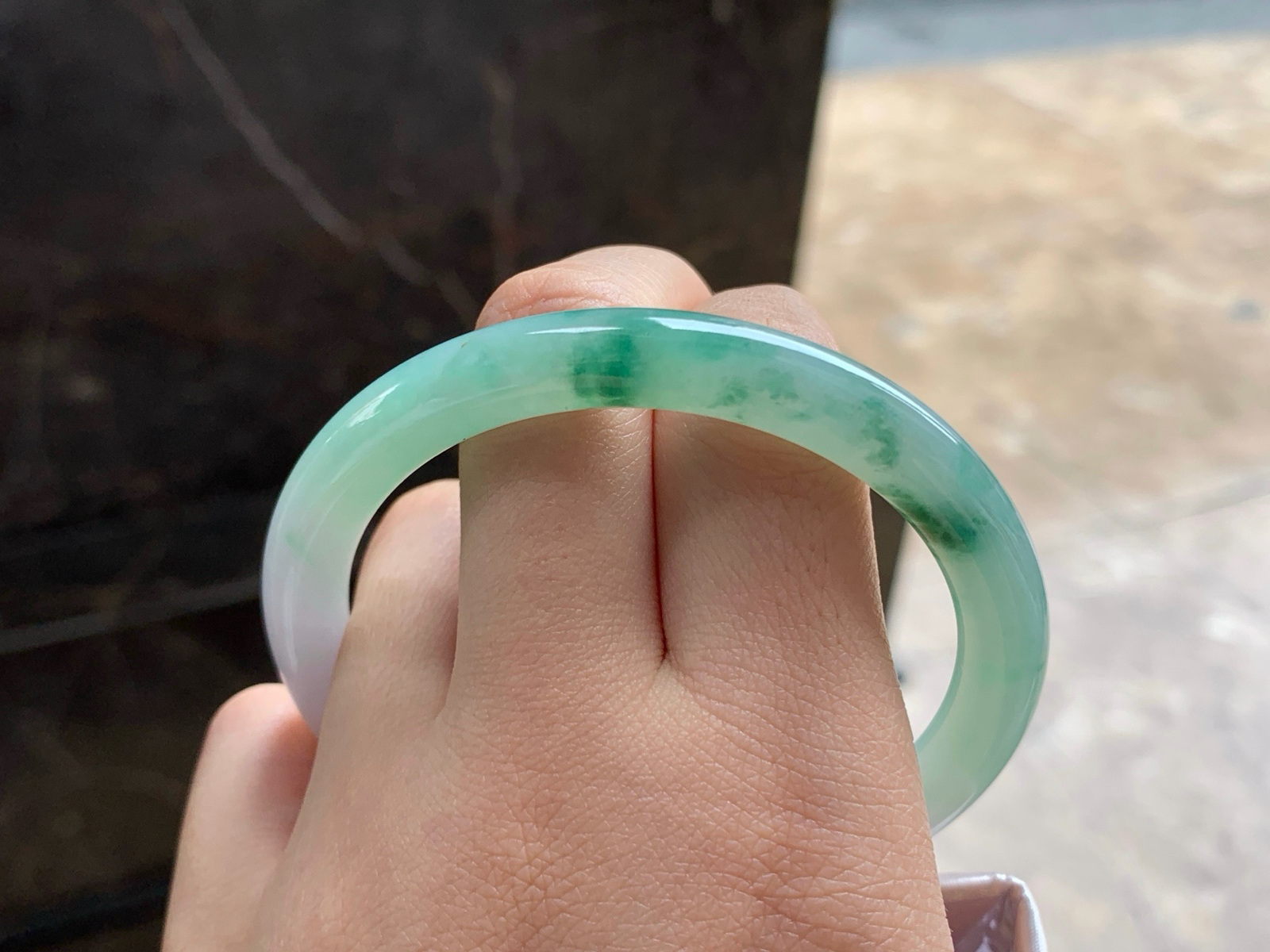 57-8
绿花圆条手镯^_^颜色好看