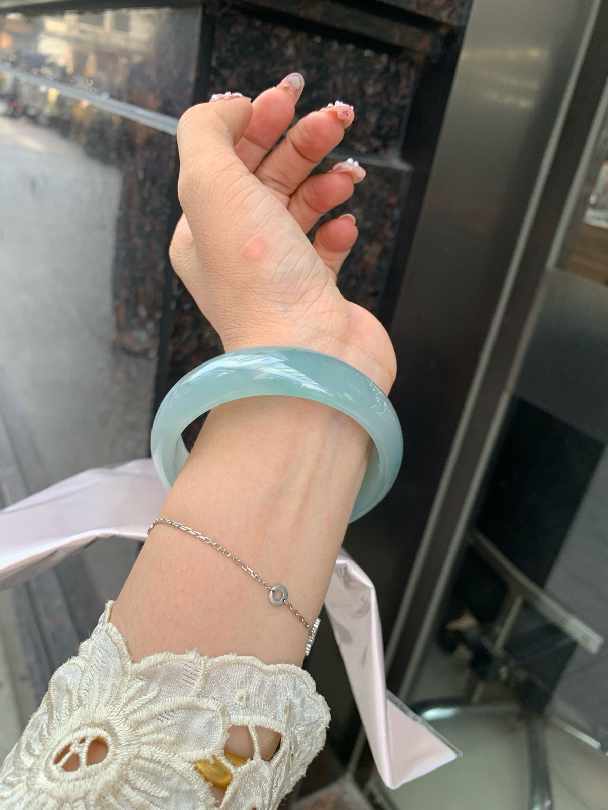 冰蓝宽版正圈
59.3-7.1-16.7
底妆冰润细腻，千变万化的冰晴蓝底色，拥有海的颜色，却散发着星空的光芒，这是一只来自冰川蓝的清冷气质仙女镯。