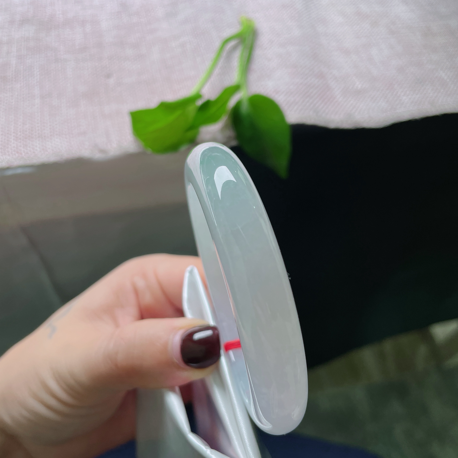 56.4/12.3/9，淡紫淡绿正圈，似灵气凝结，紫为氤氲，绿为生机。一点皮纹，ss53989a