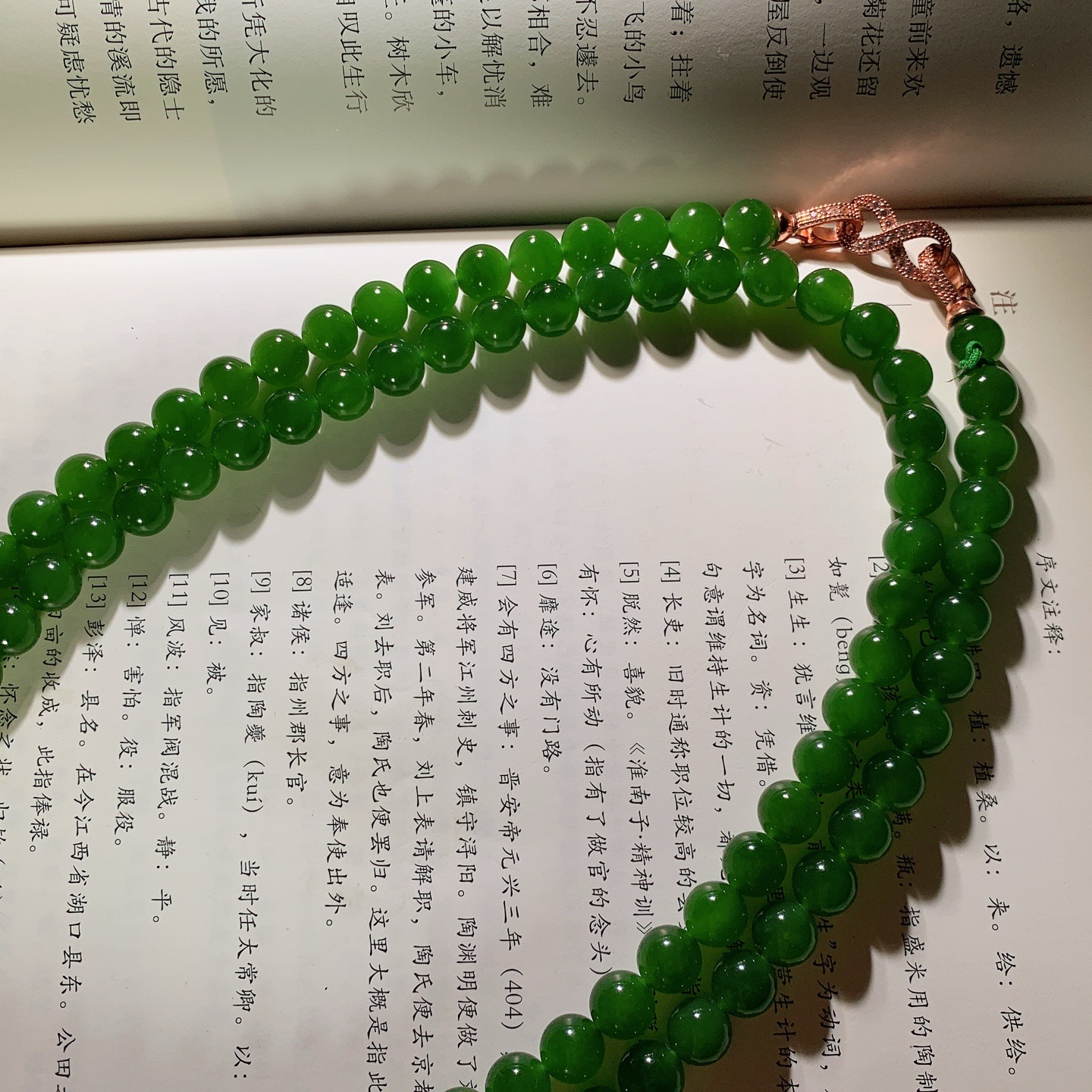 和田玉鲜菠菜绿俄罗斯碧玉108佛珠项链 单颗尺寸8！玉质细腻油润 底色纯净 脂粉好，品质好。lt26