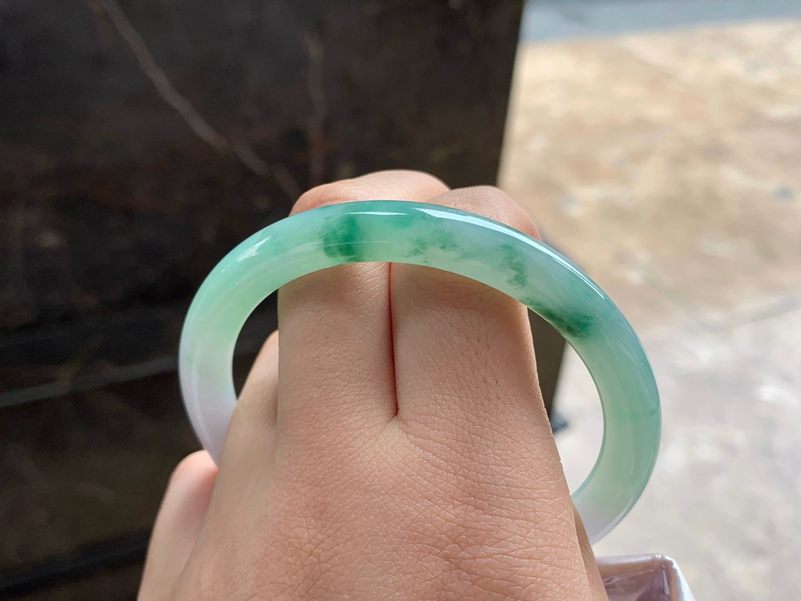 57-8
绿花圆条手镯^_^颜色好看