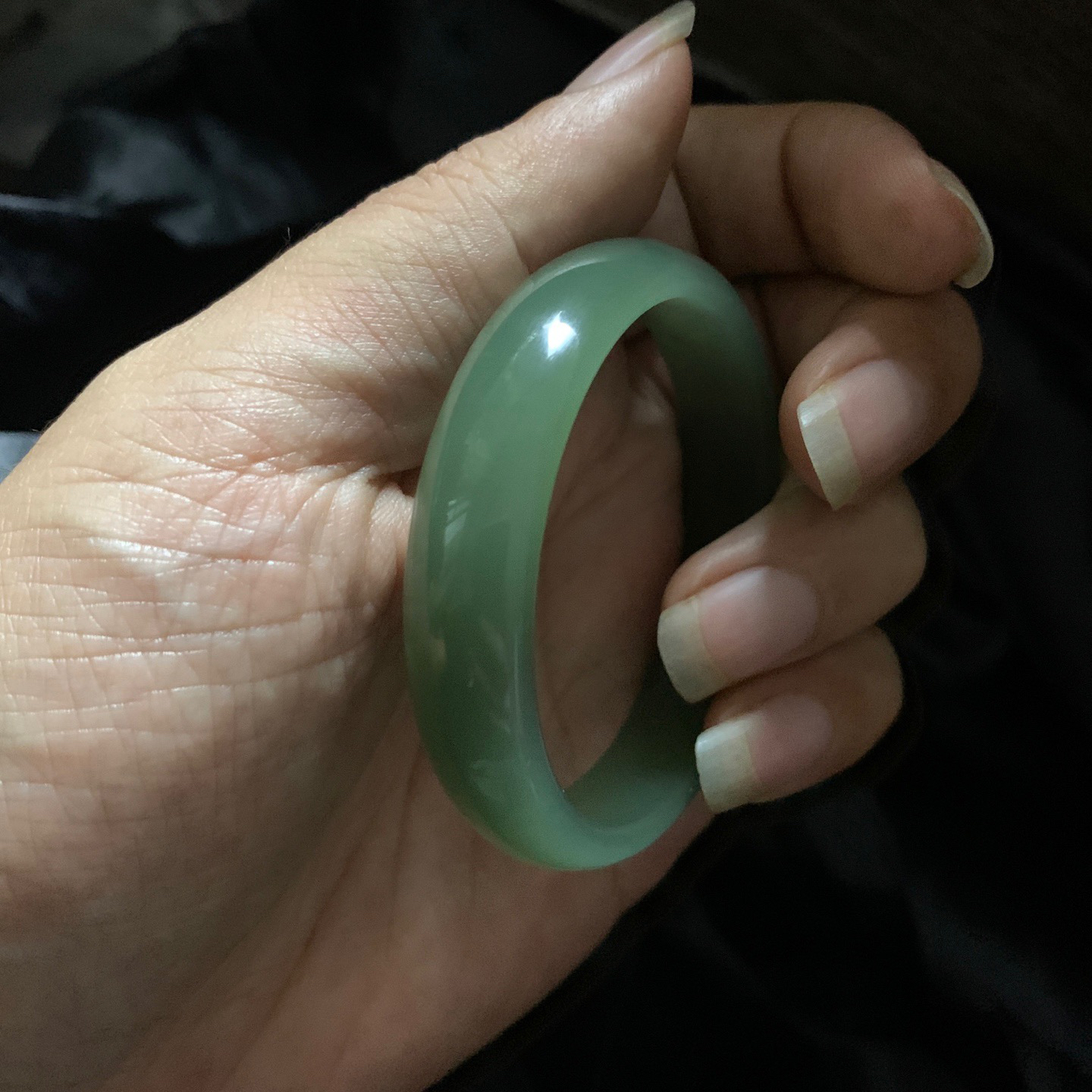 和田玉50圈口晴水绿手镯！玉质细腻油润 底色纯净 无裂无杂 脂粉好，品质高。