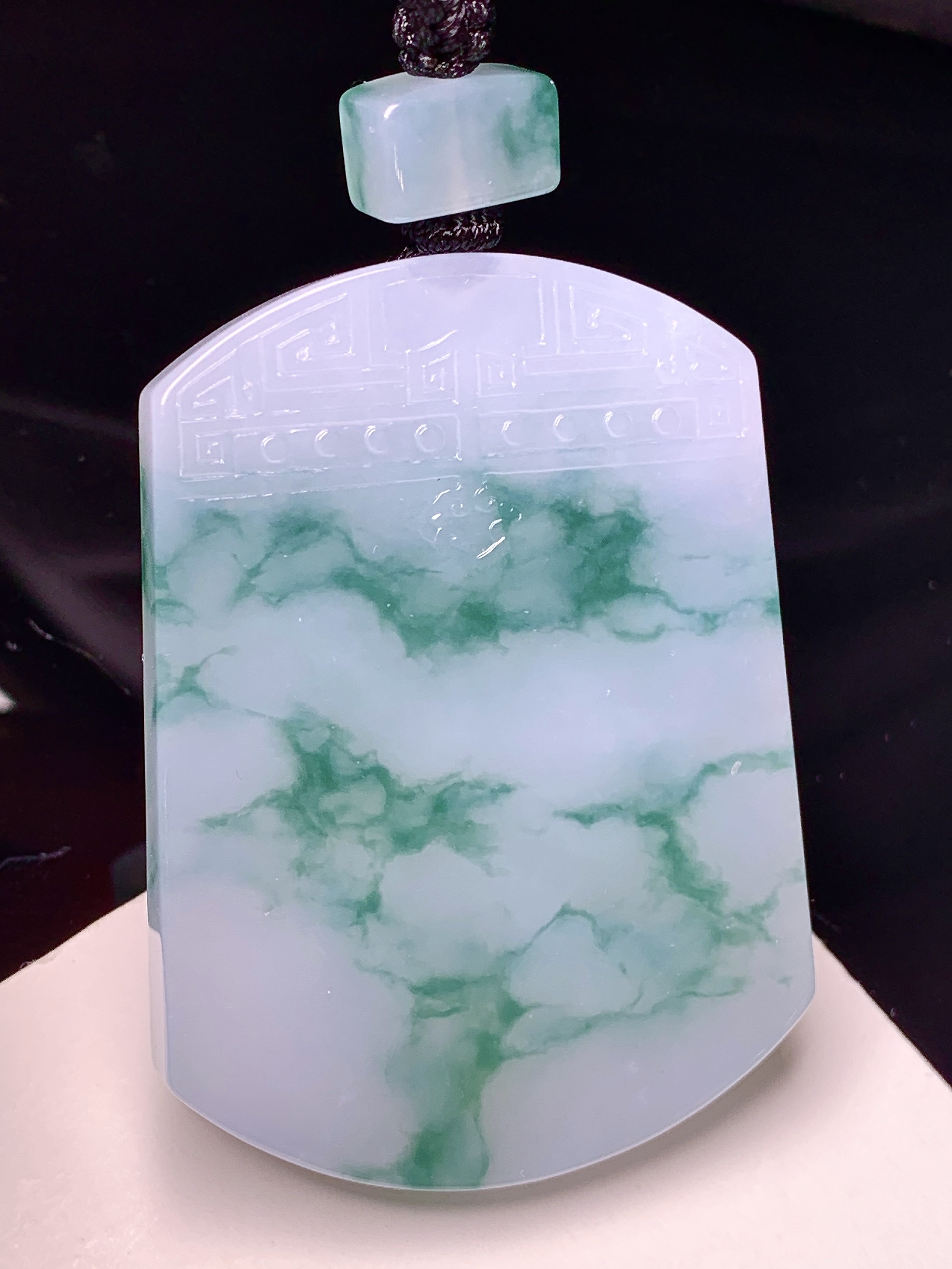 飘绿无事牌吊坠 玉质细腻 色泽艳丽清新 整体尺寸54.5*39.8*5.8 L1