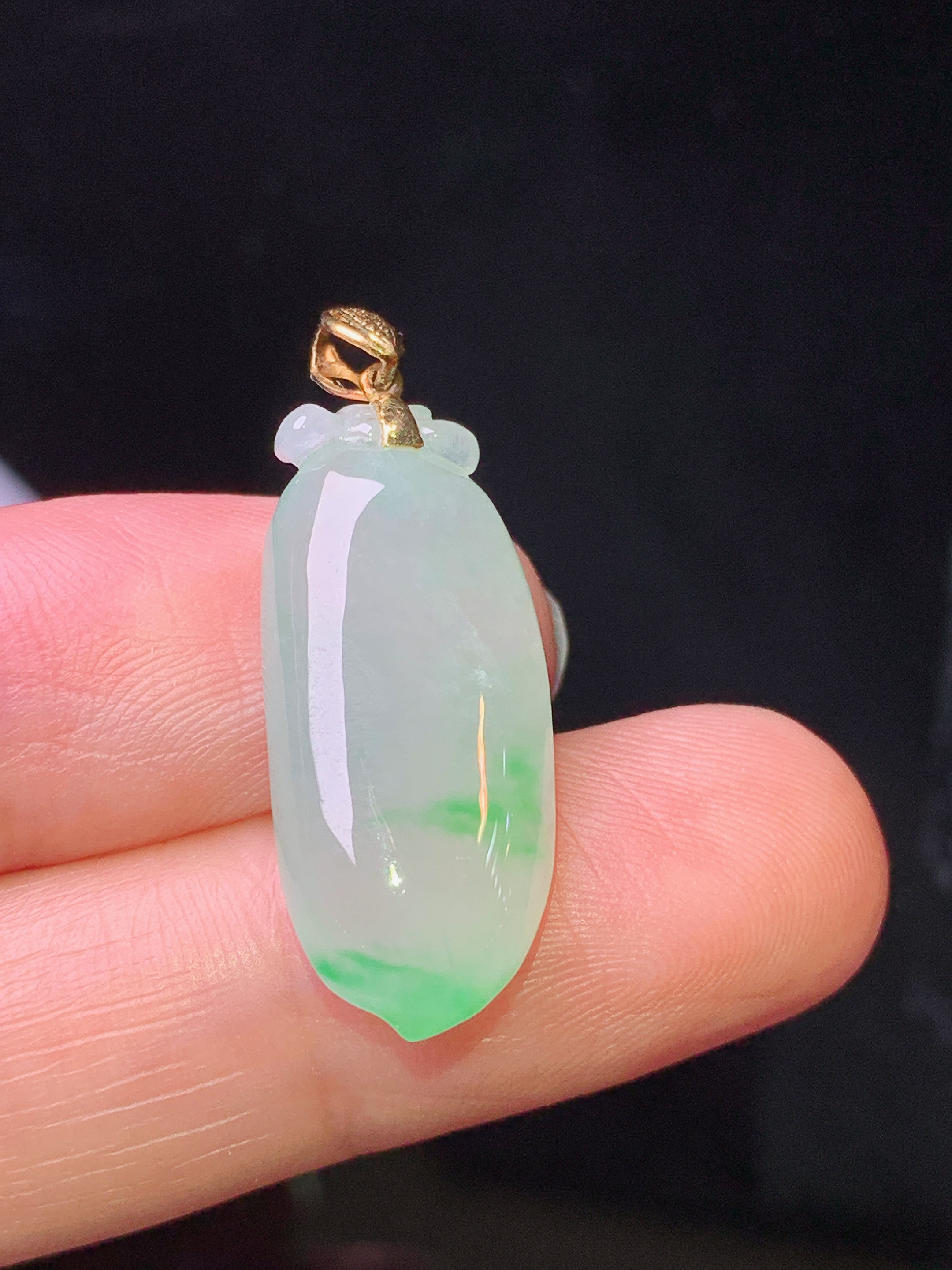 18k金镶嵌冰种飘绿福瓜吊坠 玉质细腻 色泽艳丽清新 整体尺寸30*10.8*5.2 a5