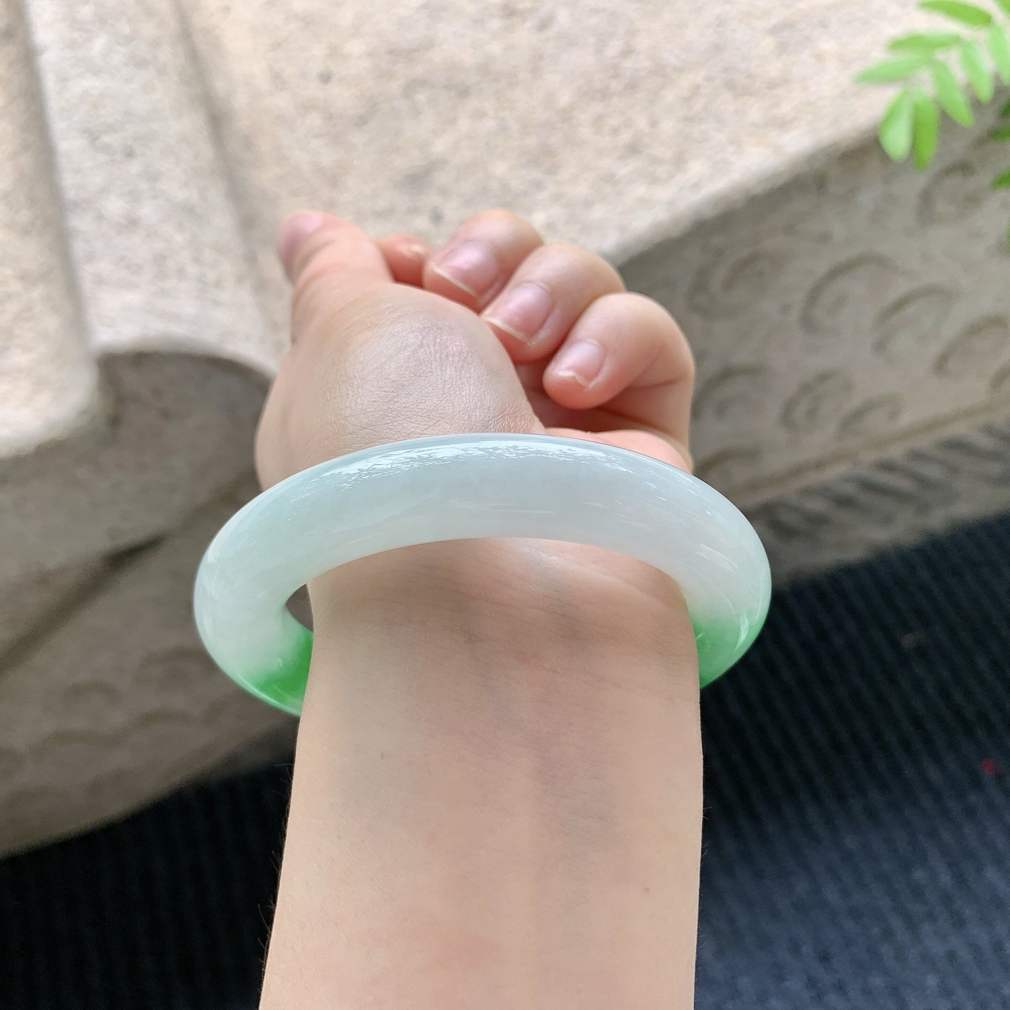【圈口】55/11.8/11.8
【描述】细糯飘阳绿，水润，种老，细腻，无纹裂！